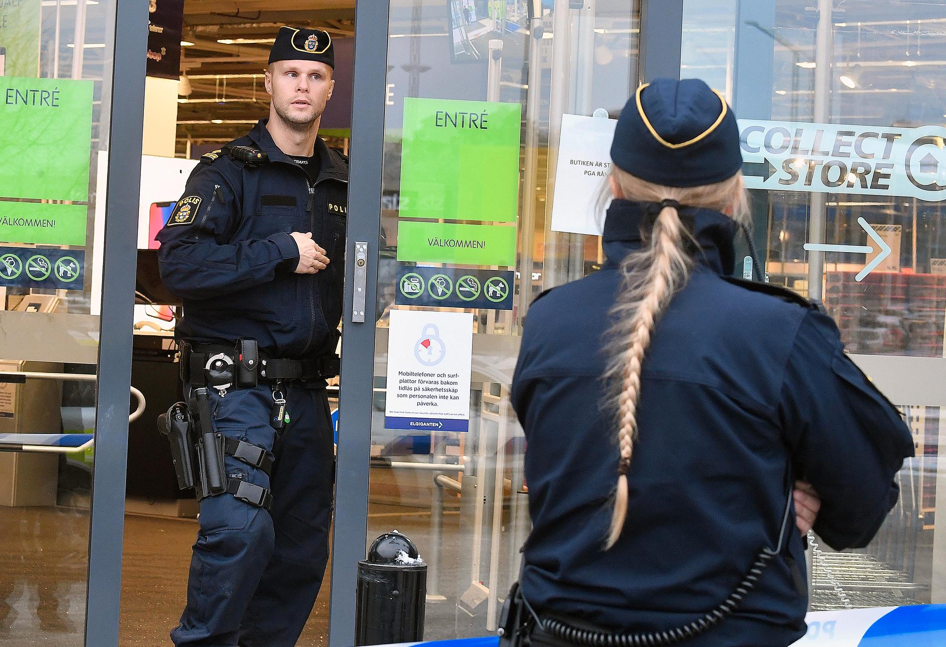 Ett rån mot Elgiganten i Barkarby, Stockholm inträffade på onsdagseftermiddagen.