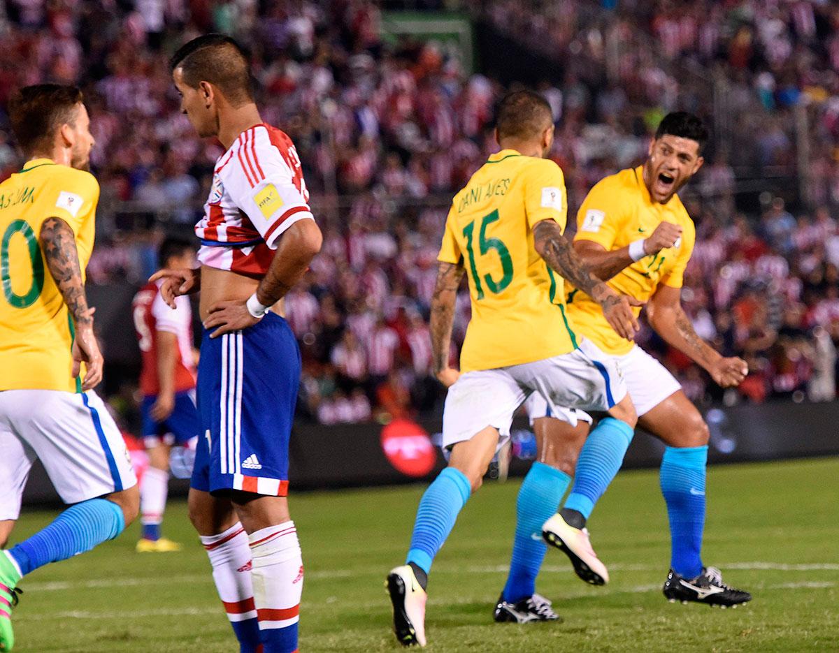Dani Alves mål på övertid gav en poäng till Brasilien.