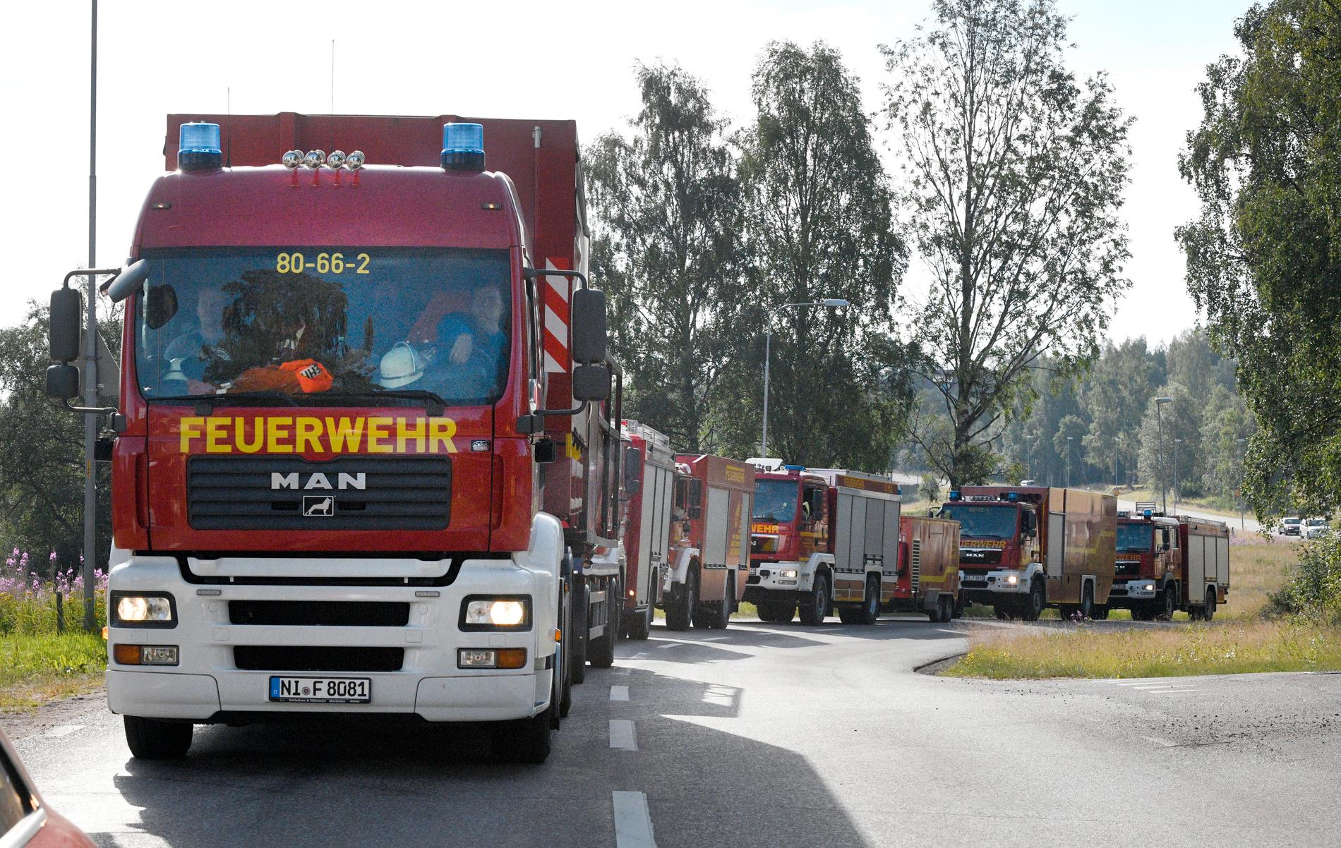 Tyska brandbilar anländer till Särna för att delta i släckningsarbetet vid Älvdalens skjutfält. 