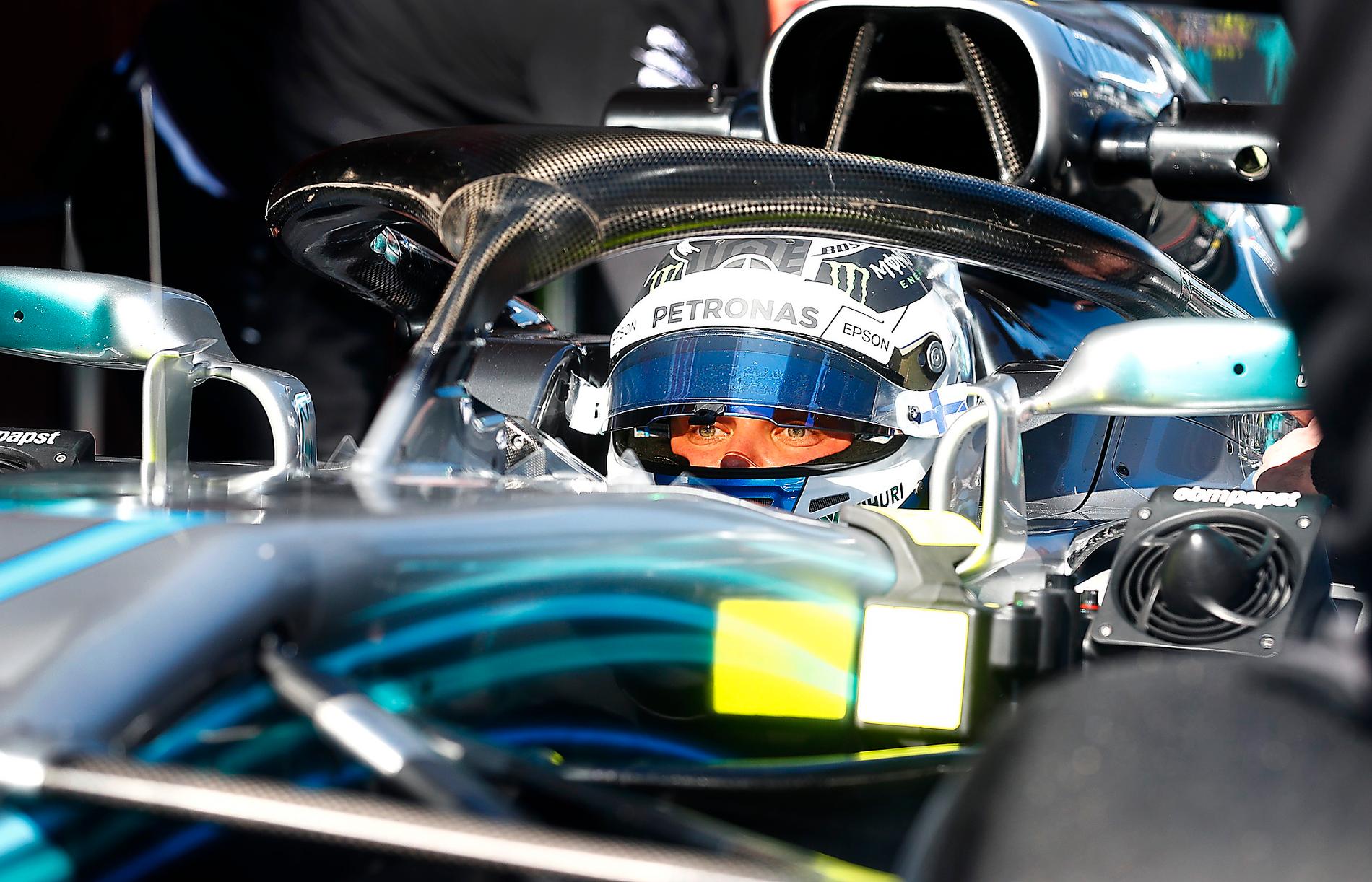 Valtteri Bottas i sin Mercedes med det nya skyddet halo under gårdagens tester i Barcelona. 