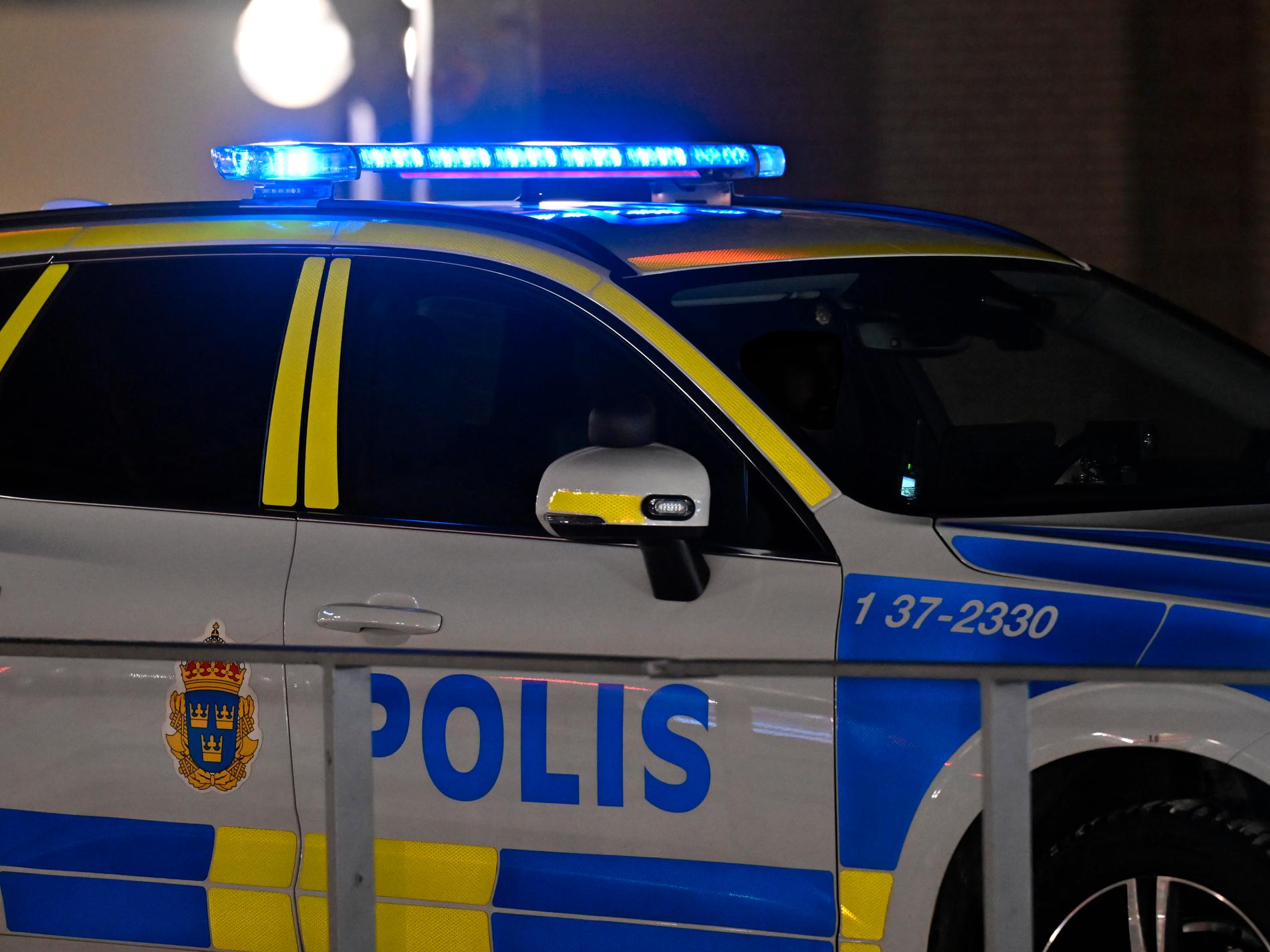 Skott mot lägenhetsdörr i Västerås