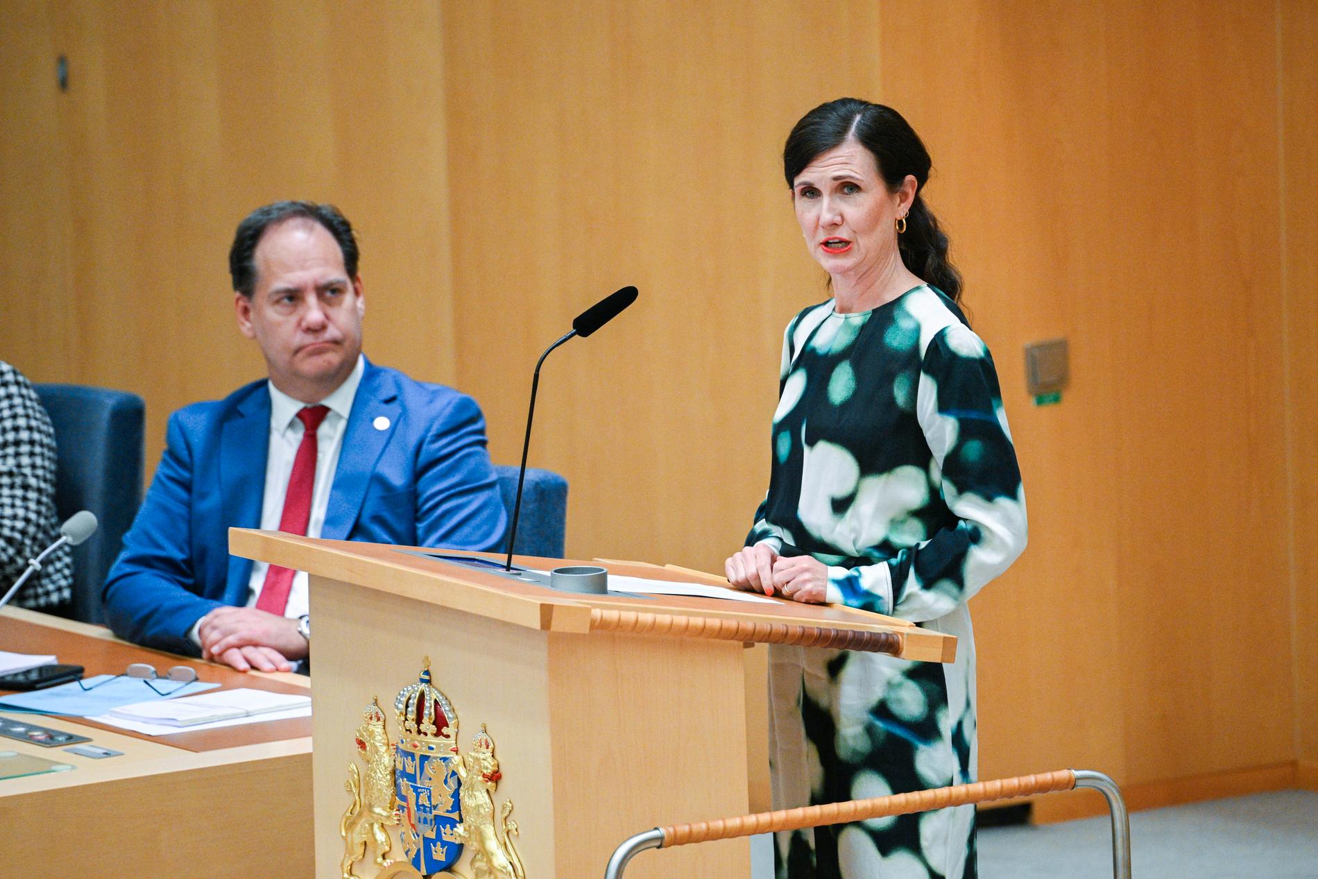 Miljöpartiets språkrör Märta Stenevi på onsdagens partiledardebatt i riksdagen