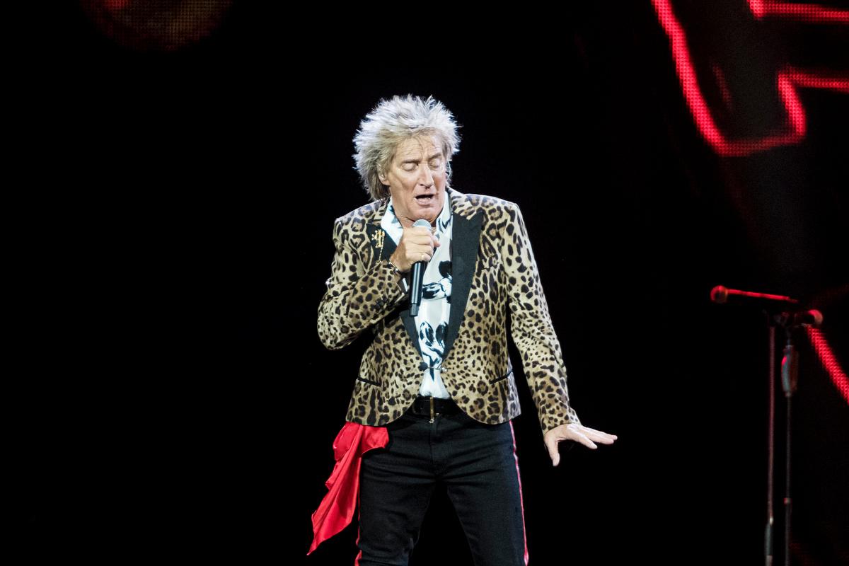 Rod Stewart, 74, gör små piruetter i låten ”Forever young”.