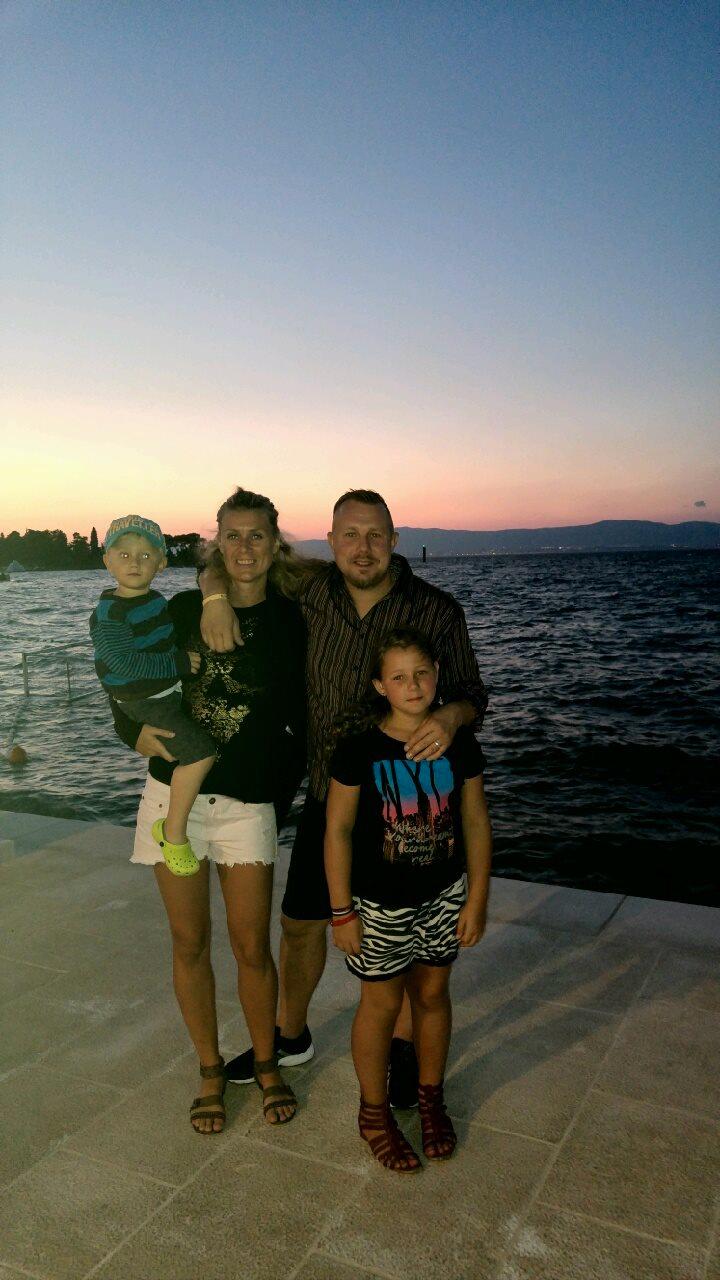 Pappa Rickard hyllar nu alla inblandade som gjorde dottern överlycklig. Här är hela familjen i Kroatien.