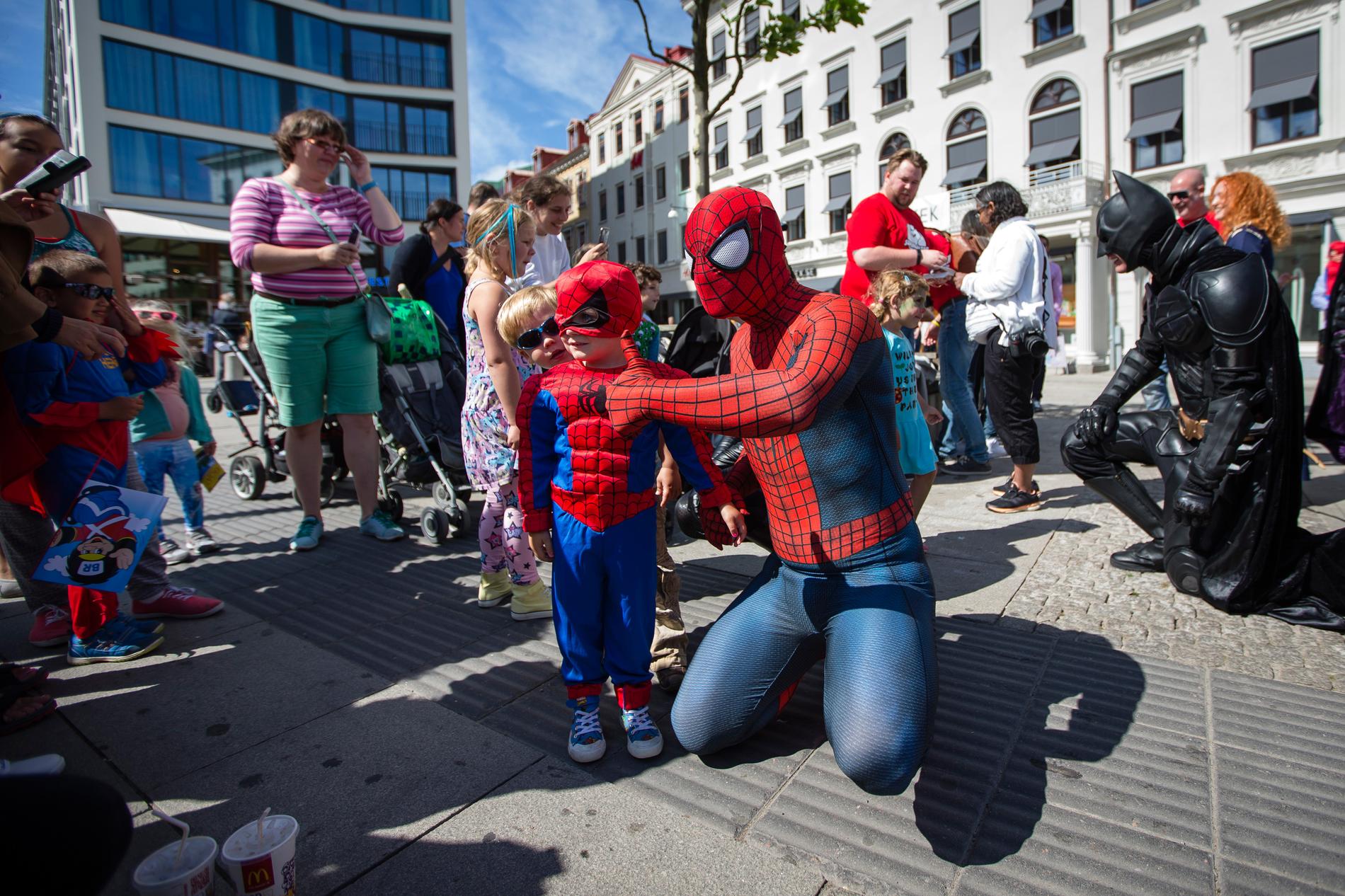 Superhjältarna på uppdrag och träffar barn på Kungportsplatsen i Göteborg.
