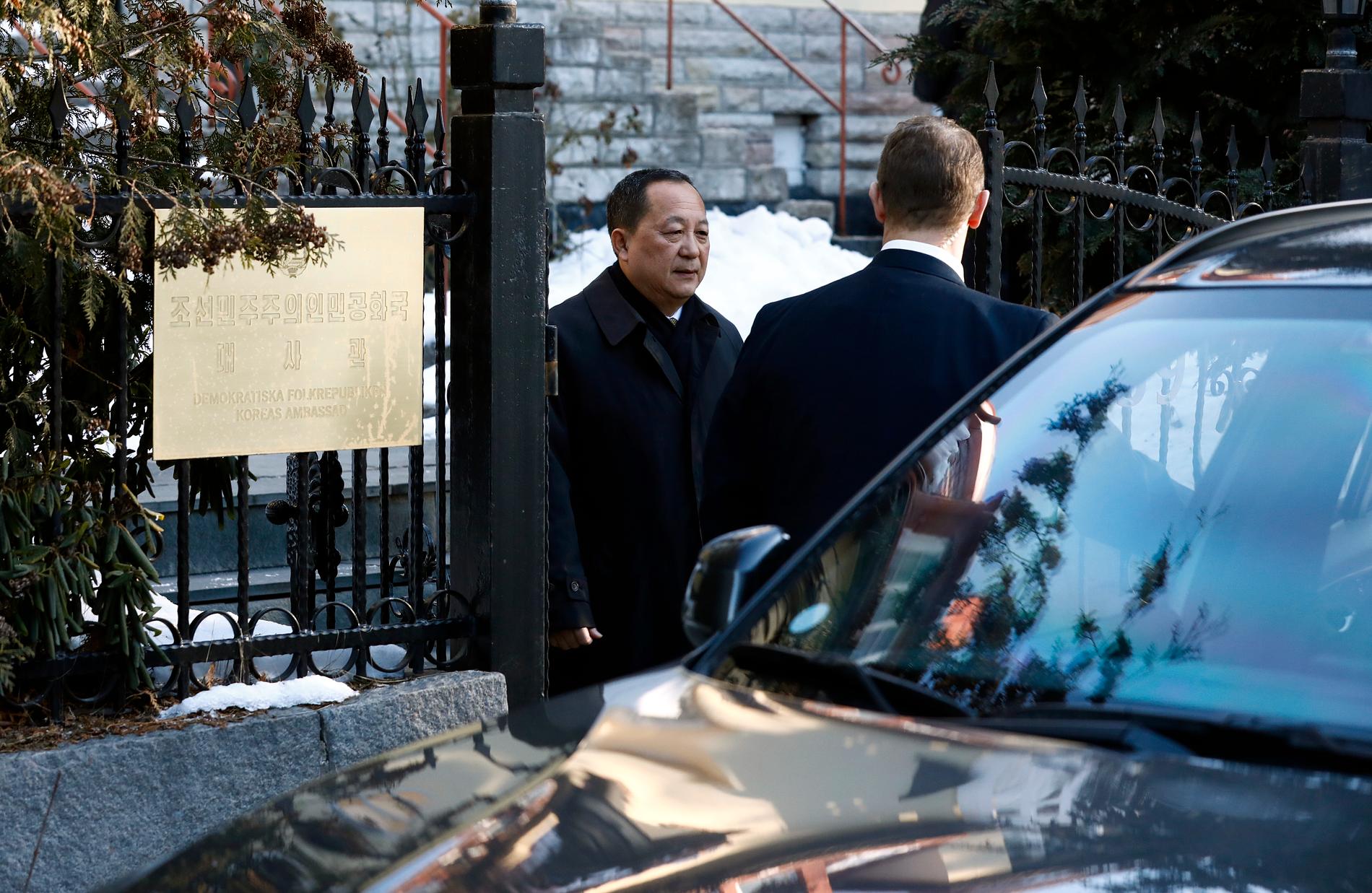 Nordkoreanske utrikesministern Ri Yong-ho lämnar sin ambassad på fredagsmorgonen.