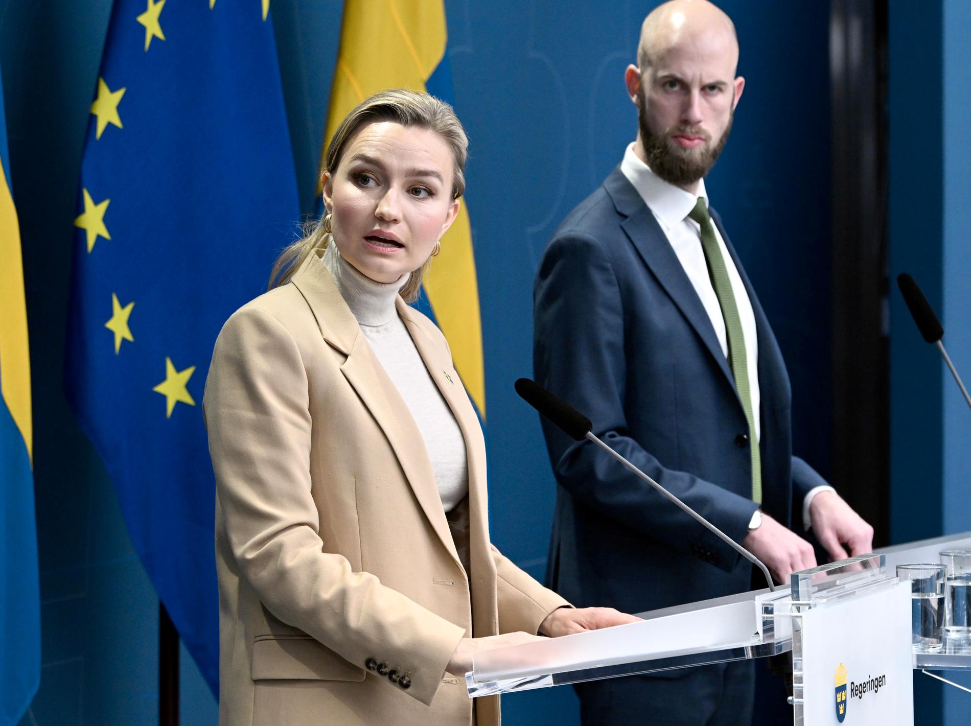 Ministrarna Ebba Busch (KD) och Carl-Oskar Bohlin (M) informerar om vikten av krisberedskap vid eventuellt strömavbrott den 21 december. 