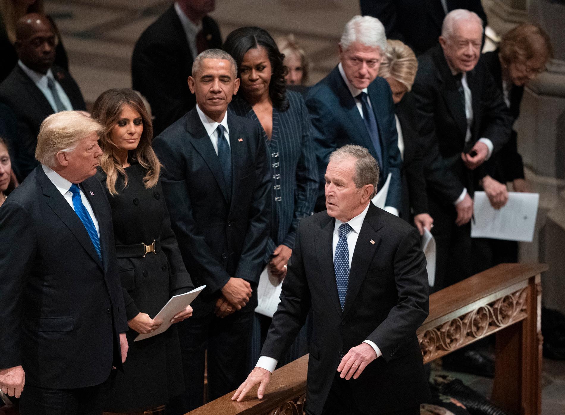 USA:s expresidenter Barack Obama, George W Bush, Bill Clinton och Jimmy Carter, samt den nu avgående, Donald Trump, längst till vänster. Bild tagen vid Bushs pappa George Bush den äldres begravning för två år sedan.