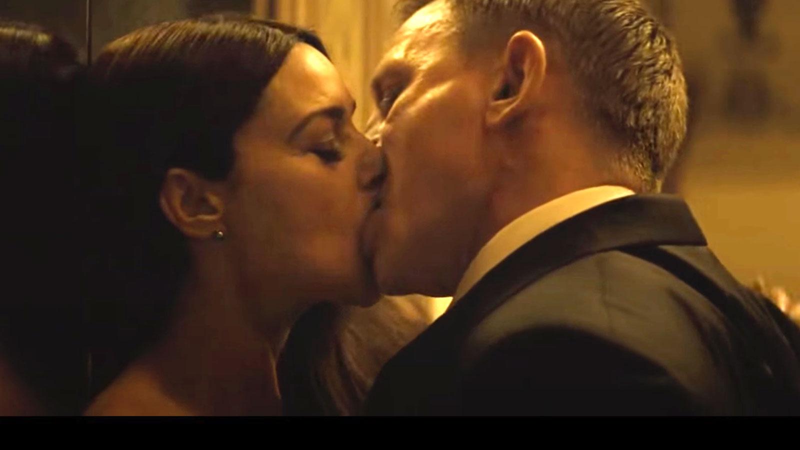 Daniel Craig och Monica Bellucci i en het scen ur Bondfilmen ”Spectre”.