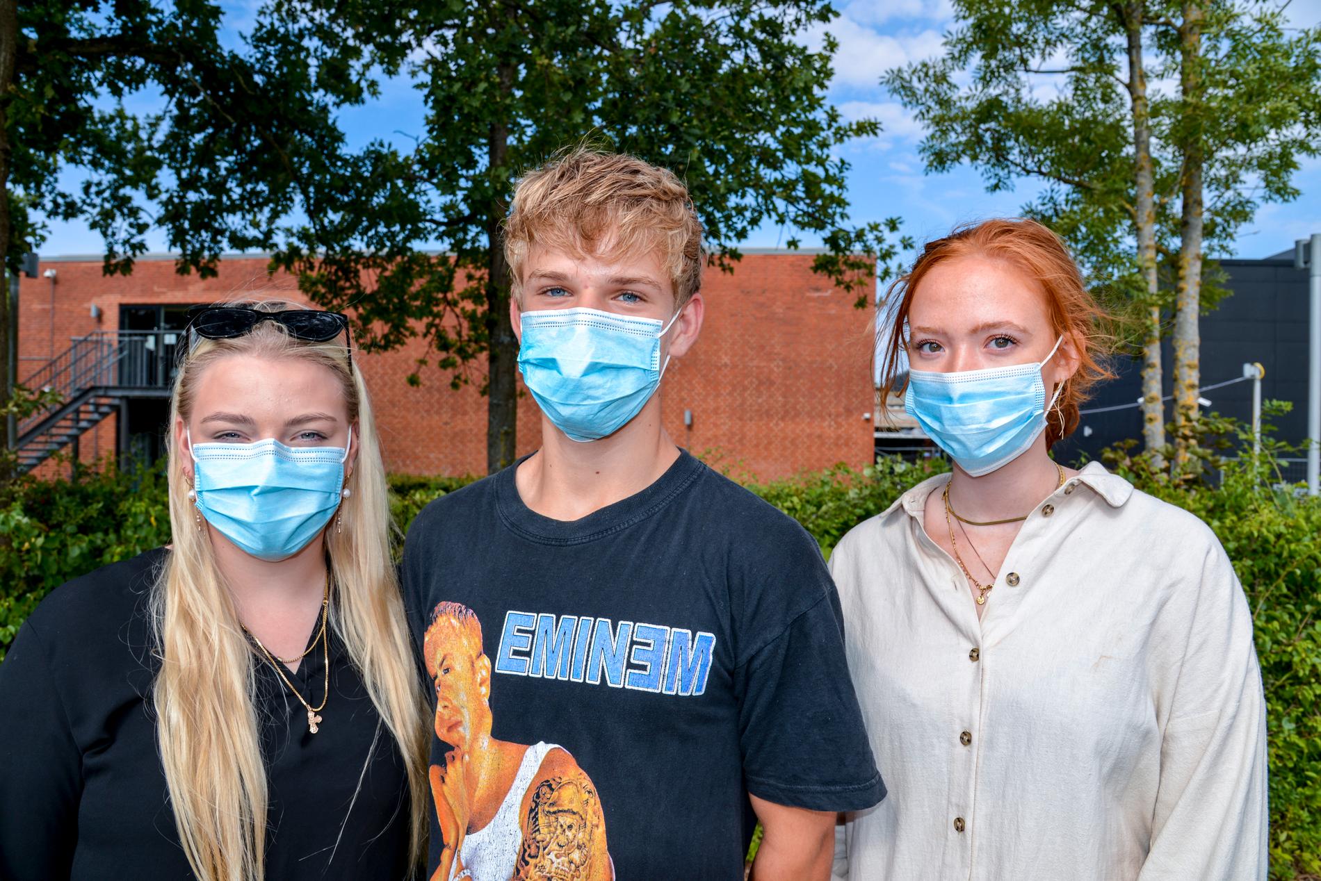 Karoline Birch, Elias Holm Jørgensen och Freja Egegaard Olsen på Roskilde katedralskole har fått munskydd av skolan första dagen efter sommarlovet.