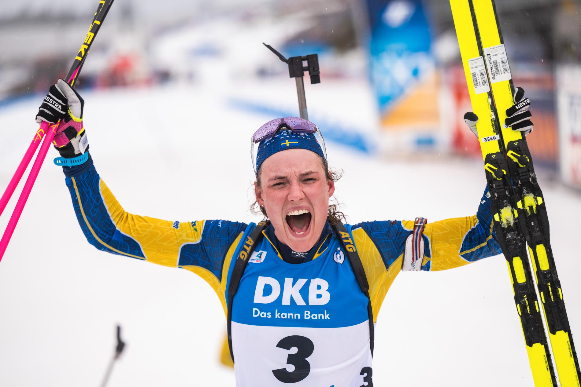 Hanna Öberg jublar efter VM-guldet i masstarten under skidskytte-VM