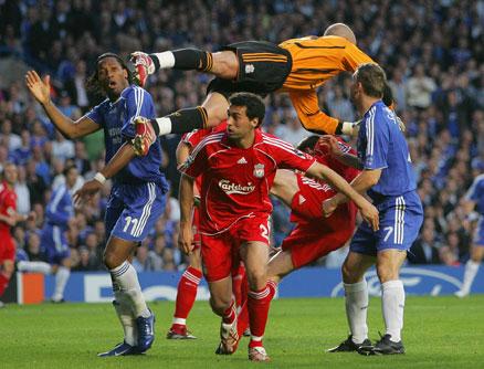 "Ett monster" Didier Drogba (till vänster) låg bakom Chelseas seger över Liverpool med 1–0.