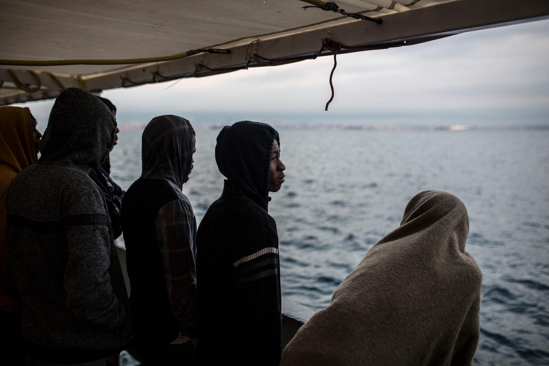 På bilden syns räddade migranter ombord på fartyget Open Arms. Bilden är från december i fjol och har alltså inte tagits i samband med räddningen av de 121 migranterna som beskrivs i texten.