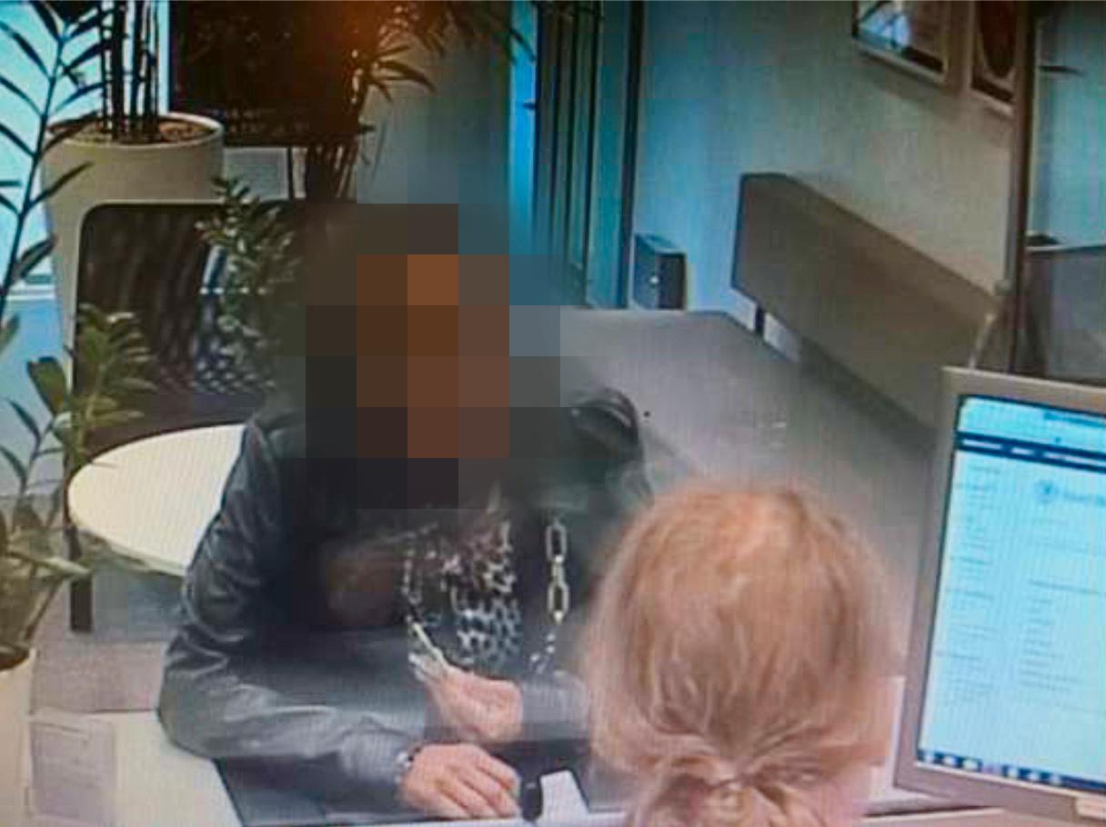 Bild från övervakningskameran på pantbanken där kvinnan försökte pantsätta den stulna ringen. 