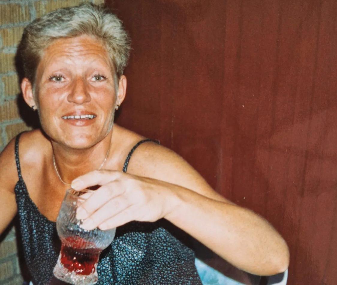 Christina Olofsson blev 46 år gammal. Hon levde ensam, gillade att resa och var engagerad i Amnesty. 