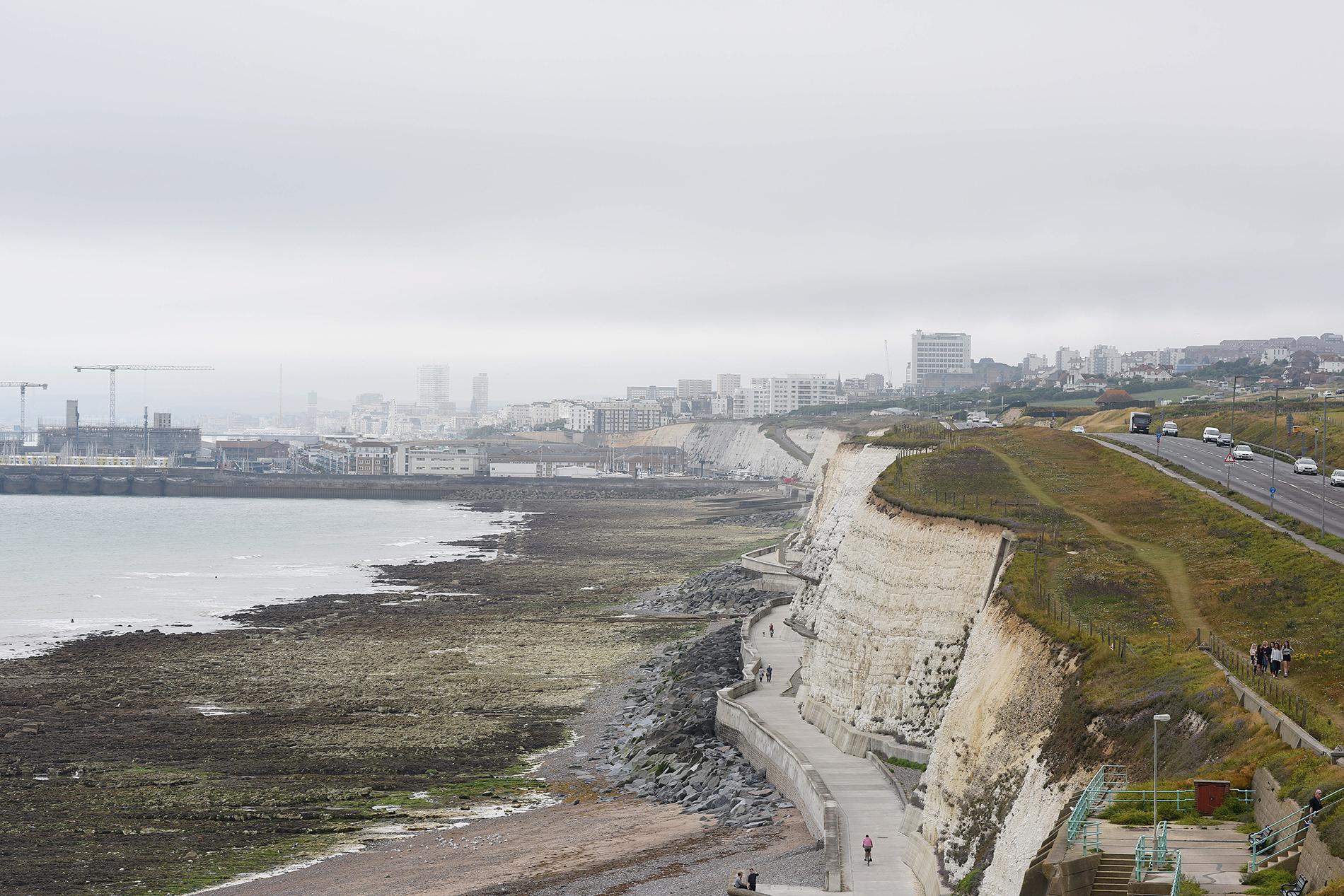 15-åringen föll från den 18 meter höga klippan i hemstaden Brighton, England.