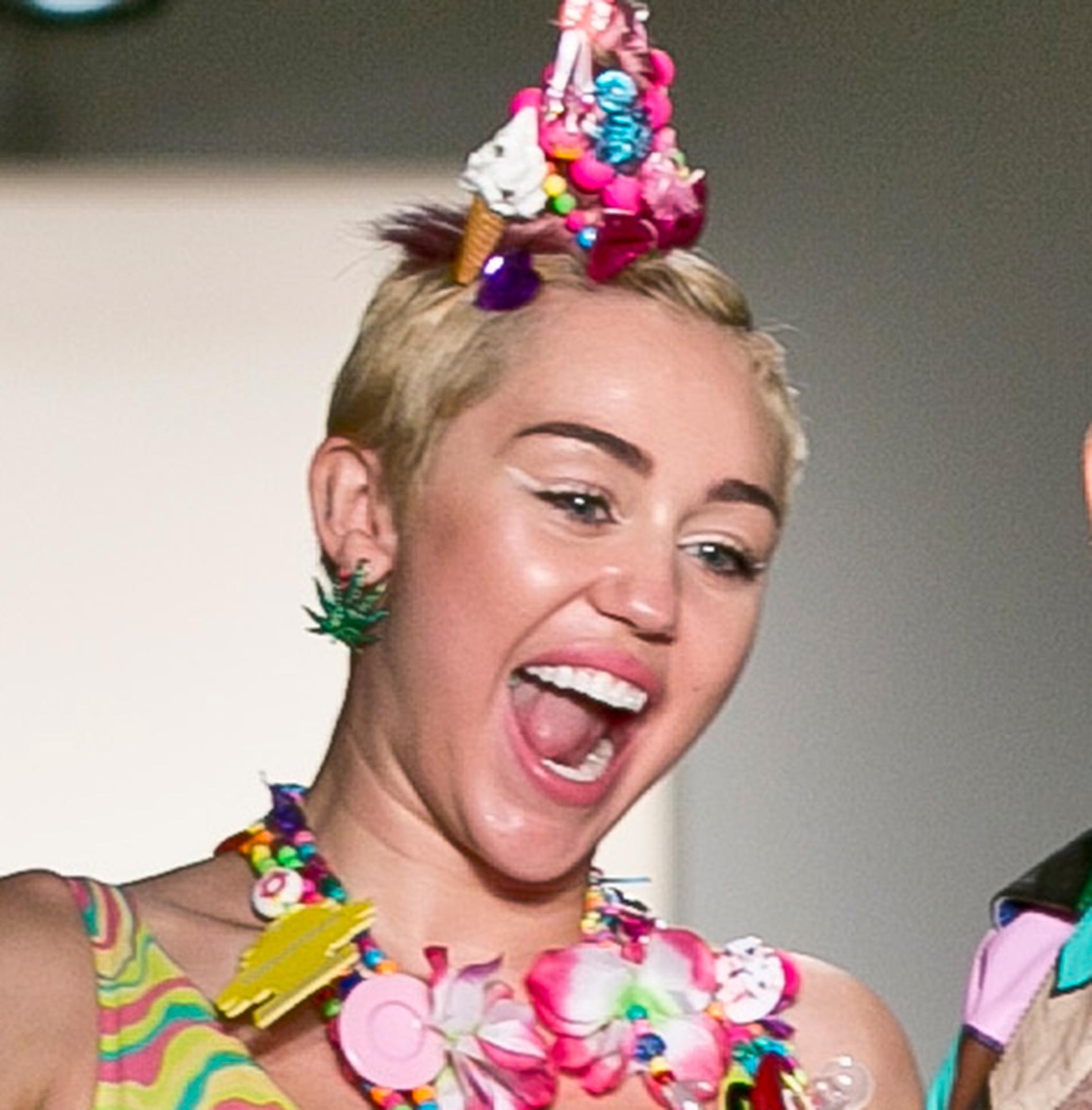 Miley Cyrus var glad i hatten på hotellet.