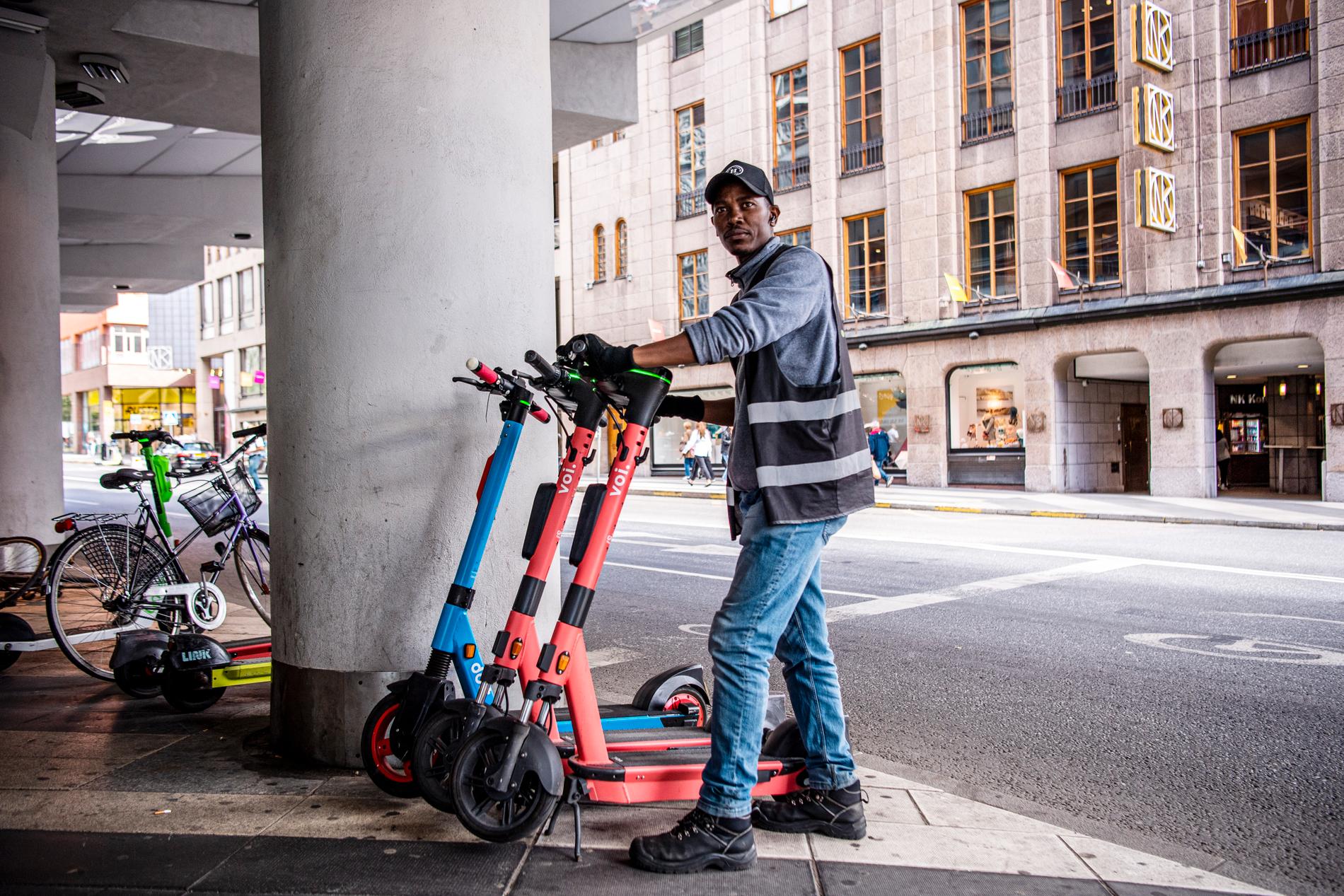 Omar, 36, plockar ihop elsparkcyklar vid NK i Stockholm. 