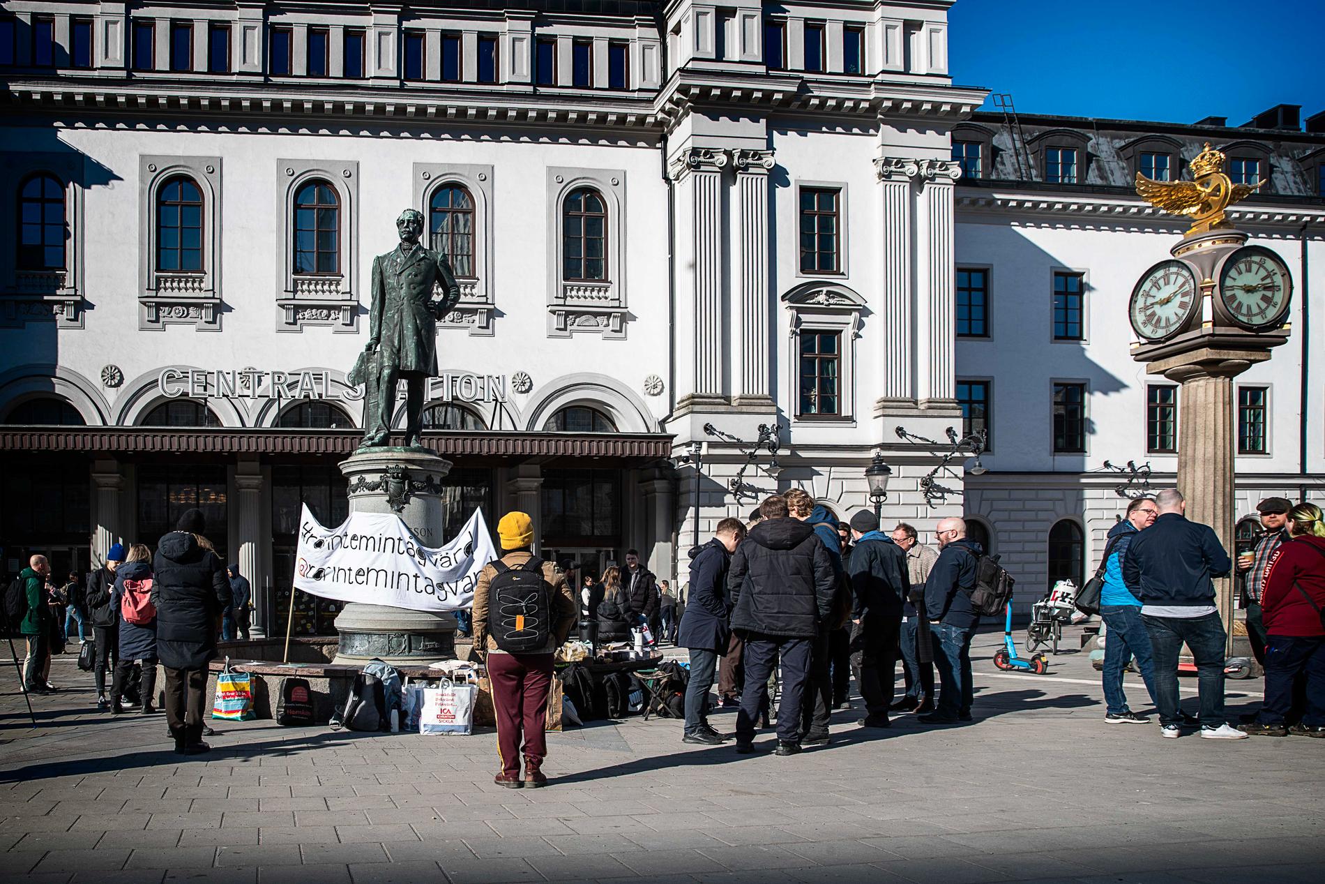 Ett 20-tal demonstranter har samlats utanför Stockholms centralstation. 