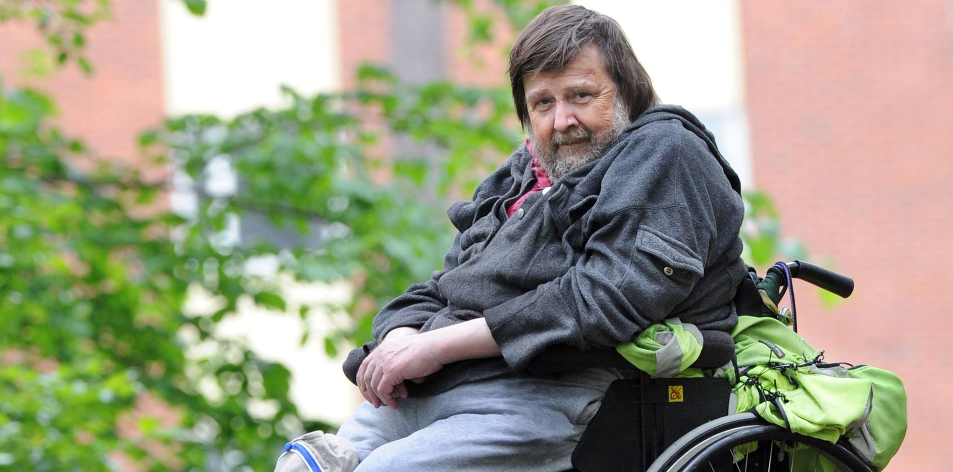 FICK INGEN HJÄLP. Göran Björndahl ramlade ur rullstolen och ringde 112. Där fick han beskedet att han skulle använda sitt trygghetslarm – som låg hemma.