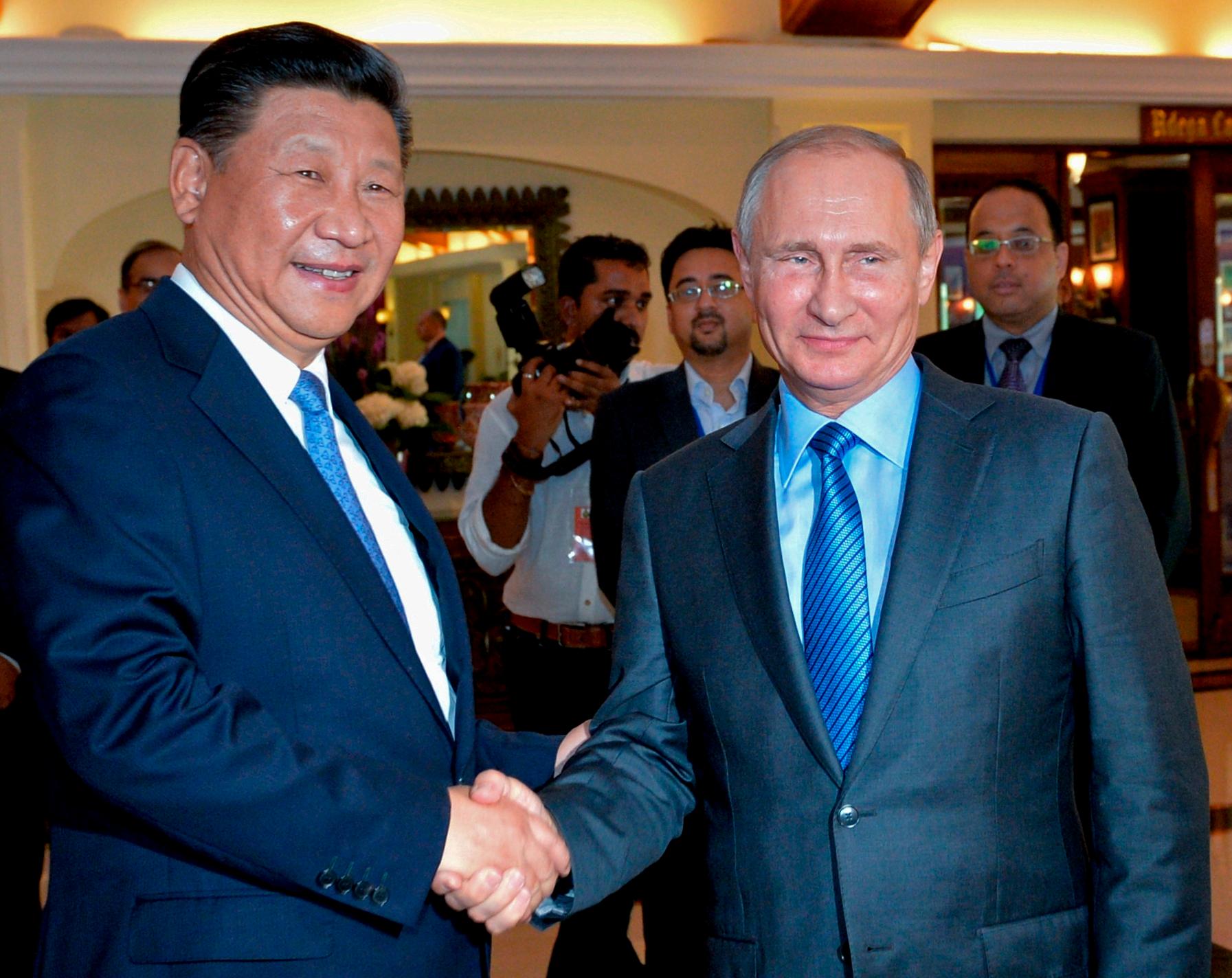 Kinas president Xi Jinping och Rysslands Vladimir Putin har gjort geopolitiska landvinningar genom vaccindistribution under coronakrisen.