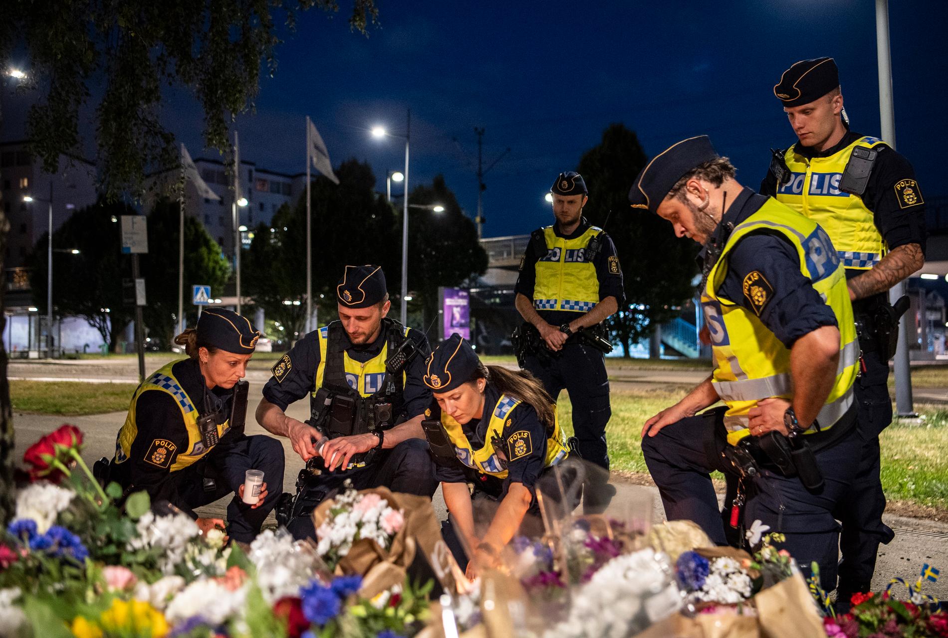  Sent under torsdagsnatten den 2 juli samlades kollegor till den polisman som mördades i Biskopsgården i Göteborg för att hedra sin vän och kollega. Under tystnad bar poliserna alla de blommor och ljus som lämnats på platsen och placerade dem intill en björk vid mordplatsen.