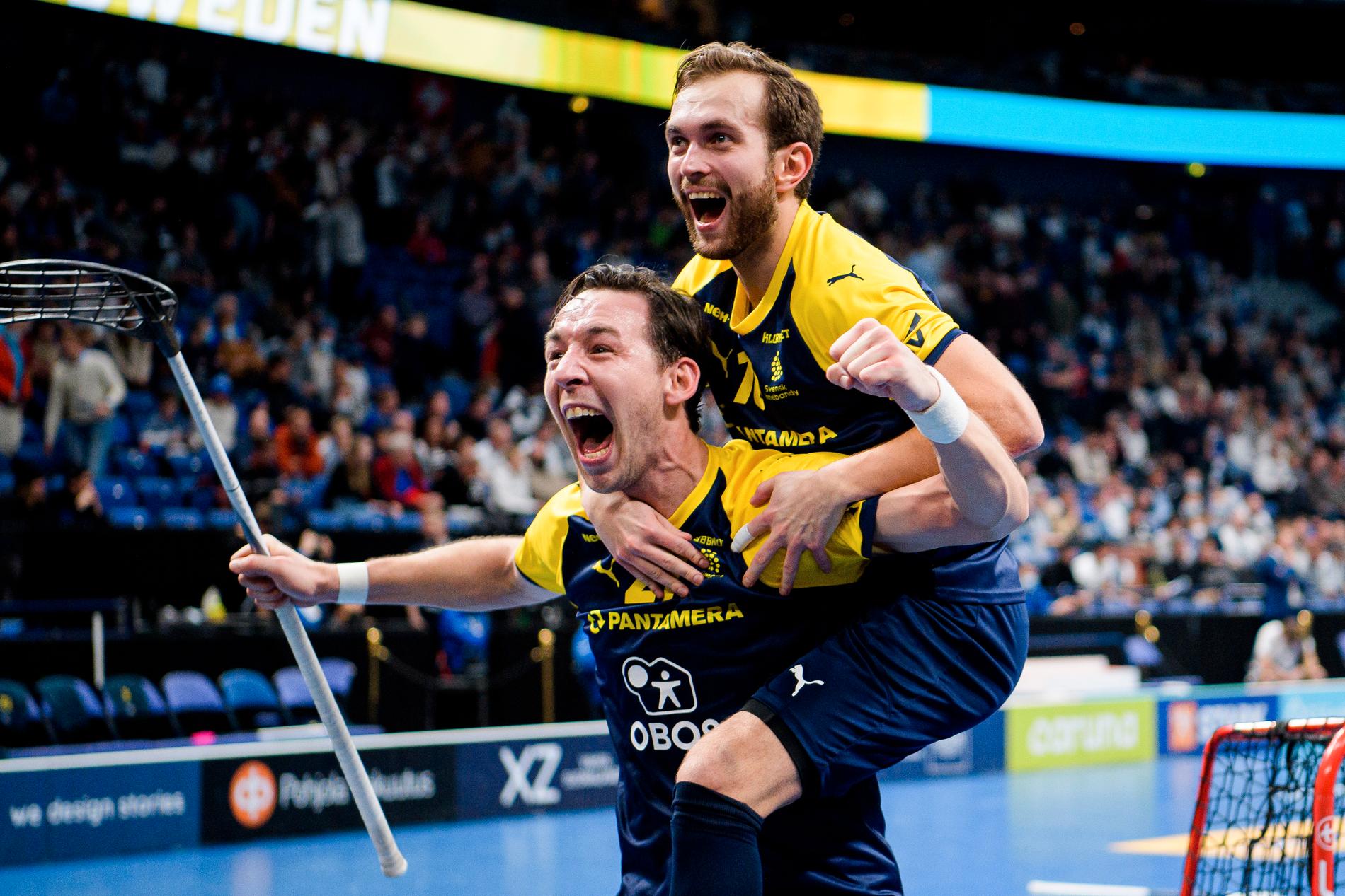 Robin Nilsberth and Albin Sjögren firar svenska VM-guldet. 
