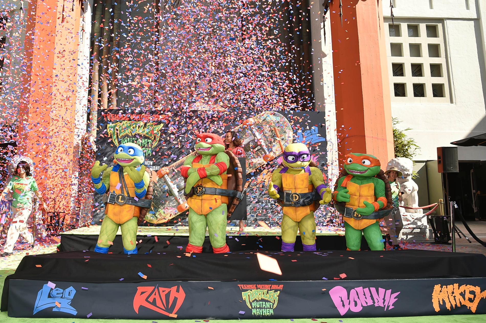 Leonardo, Raphael, Donatello och Michelangelo gör reklam för den nya filmen om ”Ninja Turtles”. 