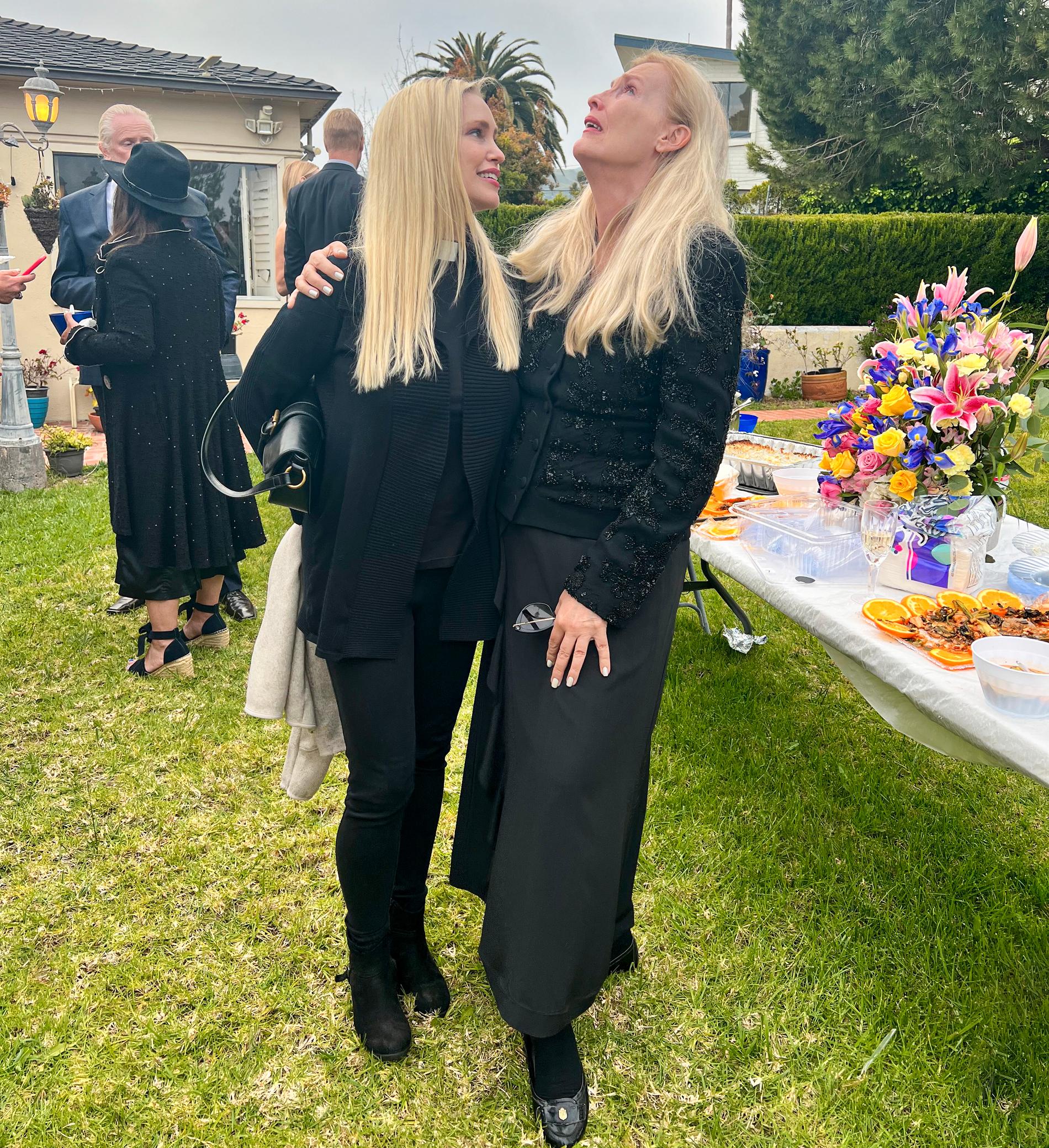 Prästen Cyndi Ramirez och Gunilla Persson på mottagningen efter Iris begravning. 