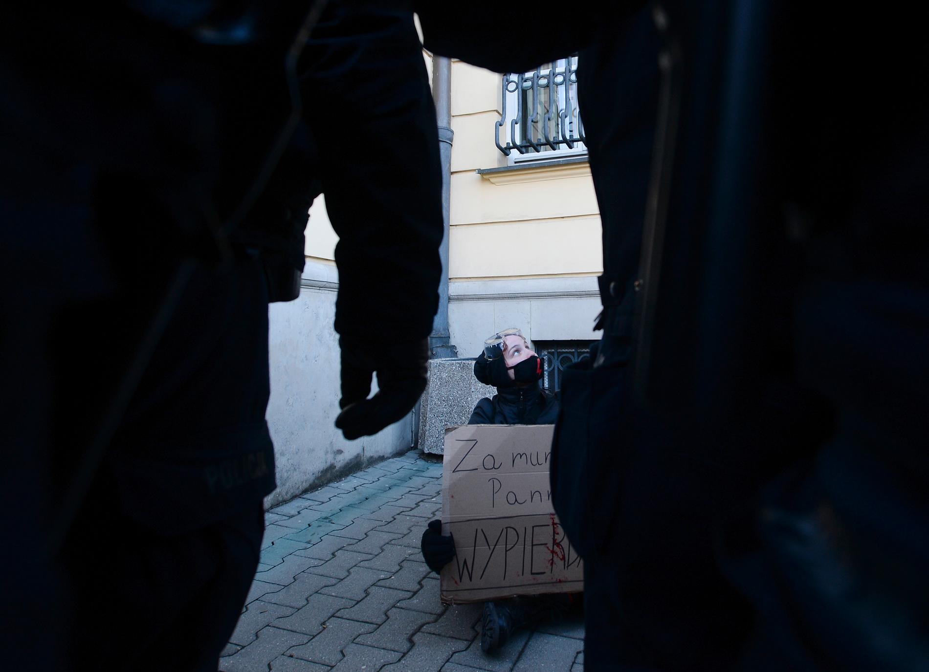 Abort är en het fråga, i synnerhet i Polen. Bilden är från en protest mot polisbrutalitet i samband med vinterns demonstrationer för aborträtt i Warszawa.