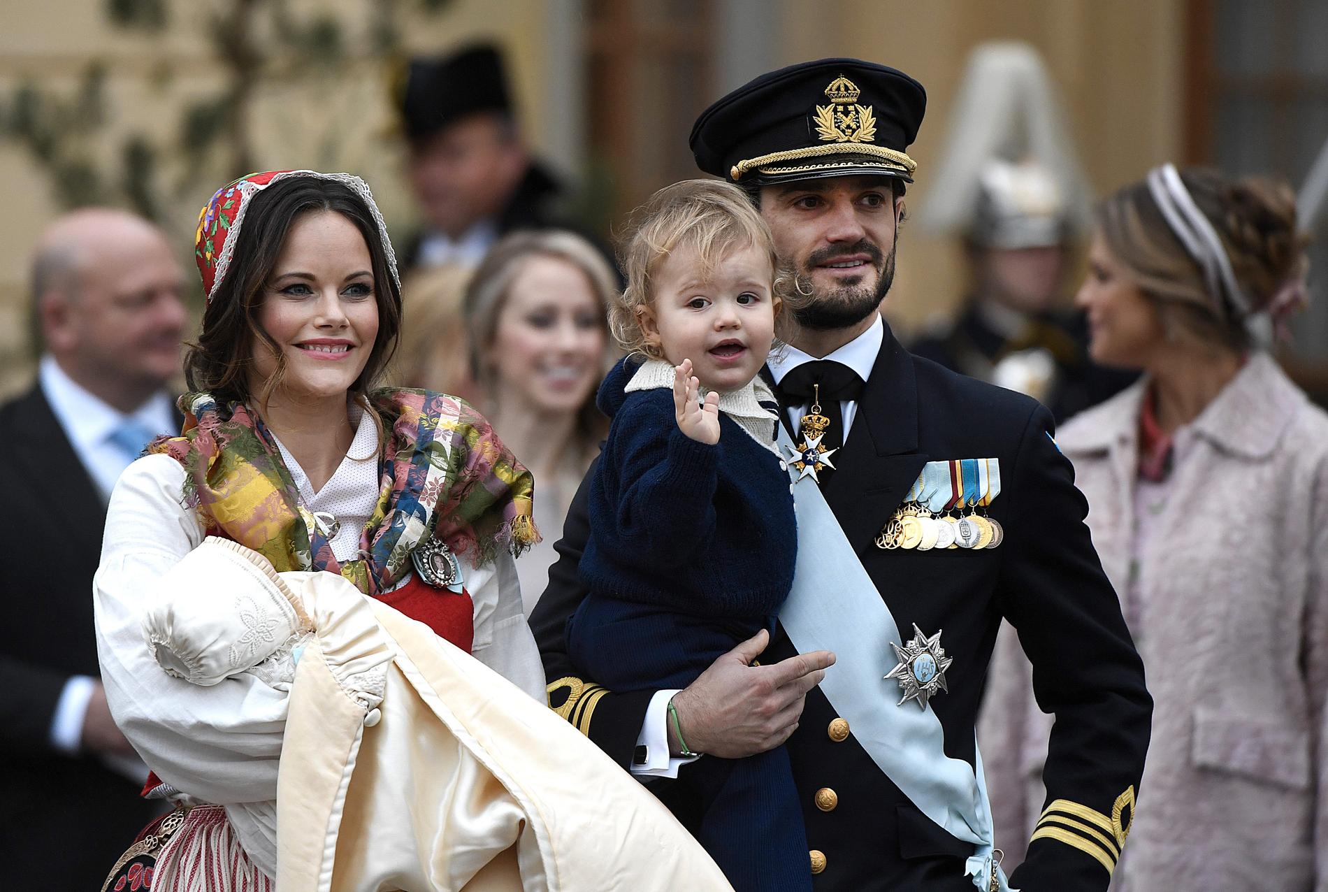 Mamma Sofia och pappa Carl Philip med brodern prins Alexander under Gabriels dop.