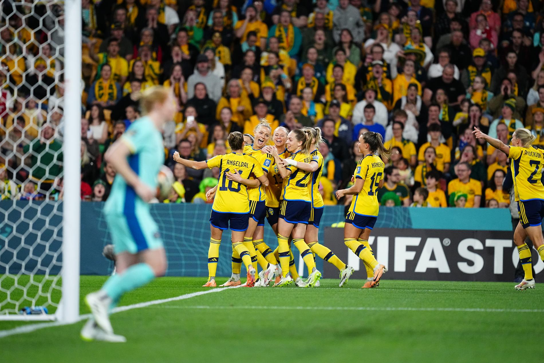 Fridolina Rolfö och Sverige jublar efter 1–0 mot Australien.