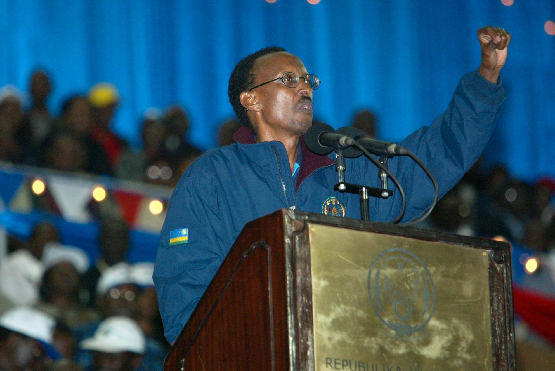 2003 vinner Paul Kagame presidentvalet som är det första fria valet efter folkmordet. Han vinner med 94 procent av rösterna. Hans närmaste konkurrent, Faustin Twagiramungu, landar på tre procent. Arkivbild.