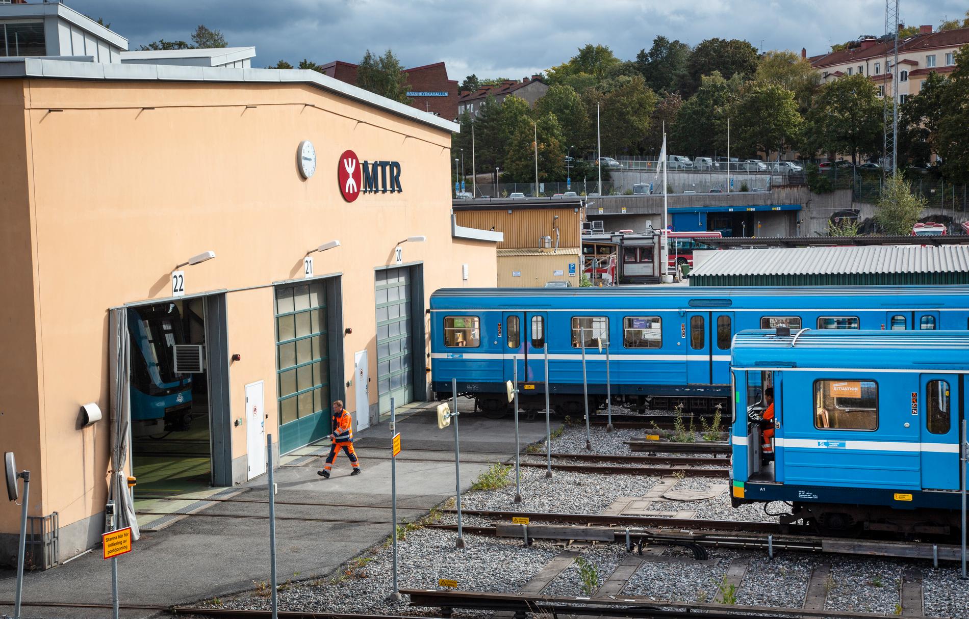 Tunnelbanevagnar tas in i Nybodadepån i Hägersten för underhåll.