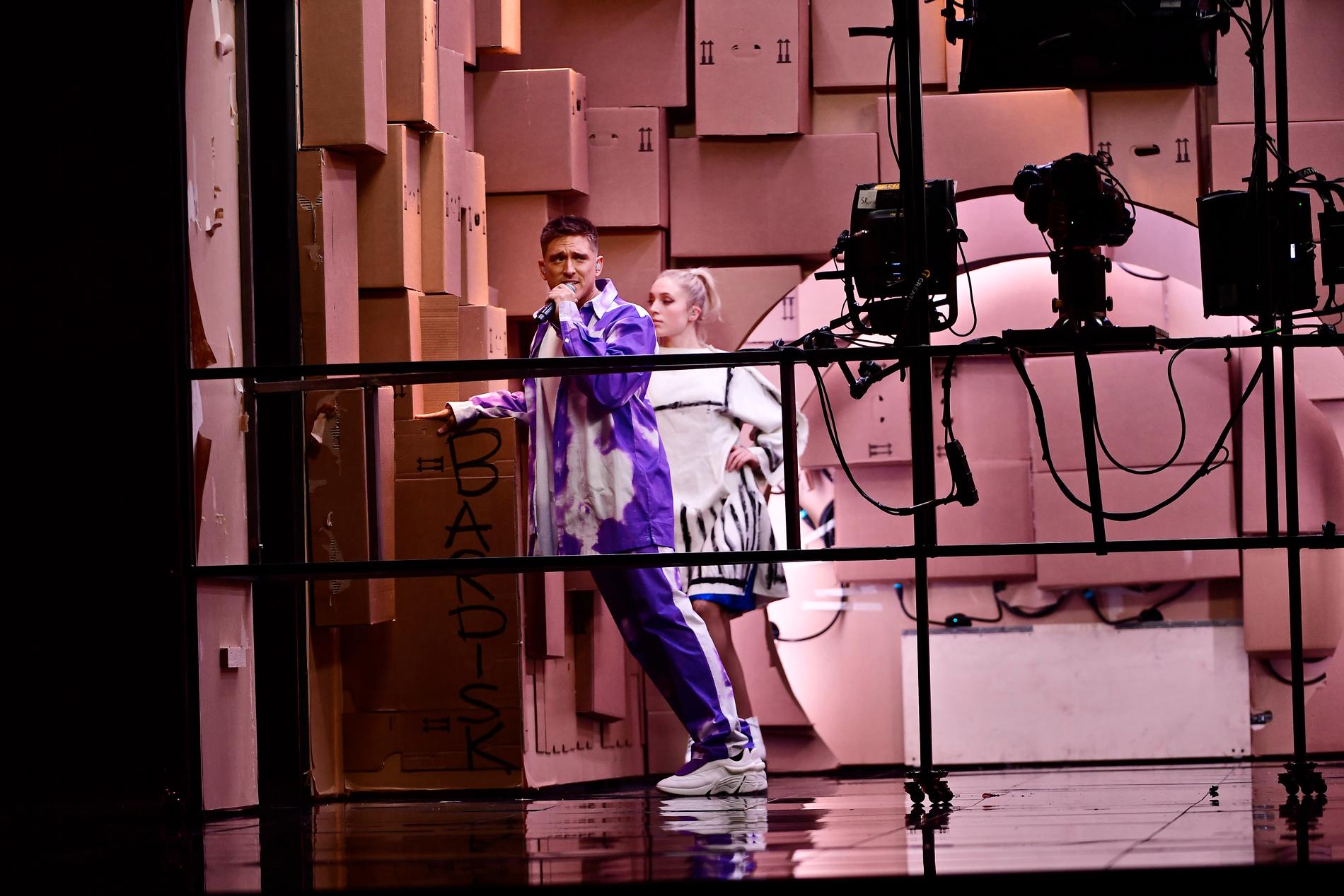 ”300 kilo vägg och rum och lådor som ska knuffas runt på”. Danny Saucedo beskriver sin scenshow i Melodifestivalen.