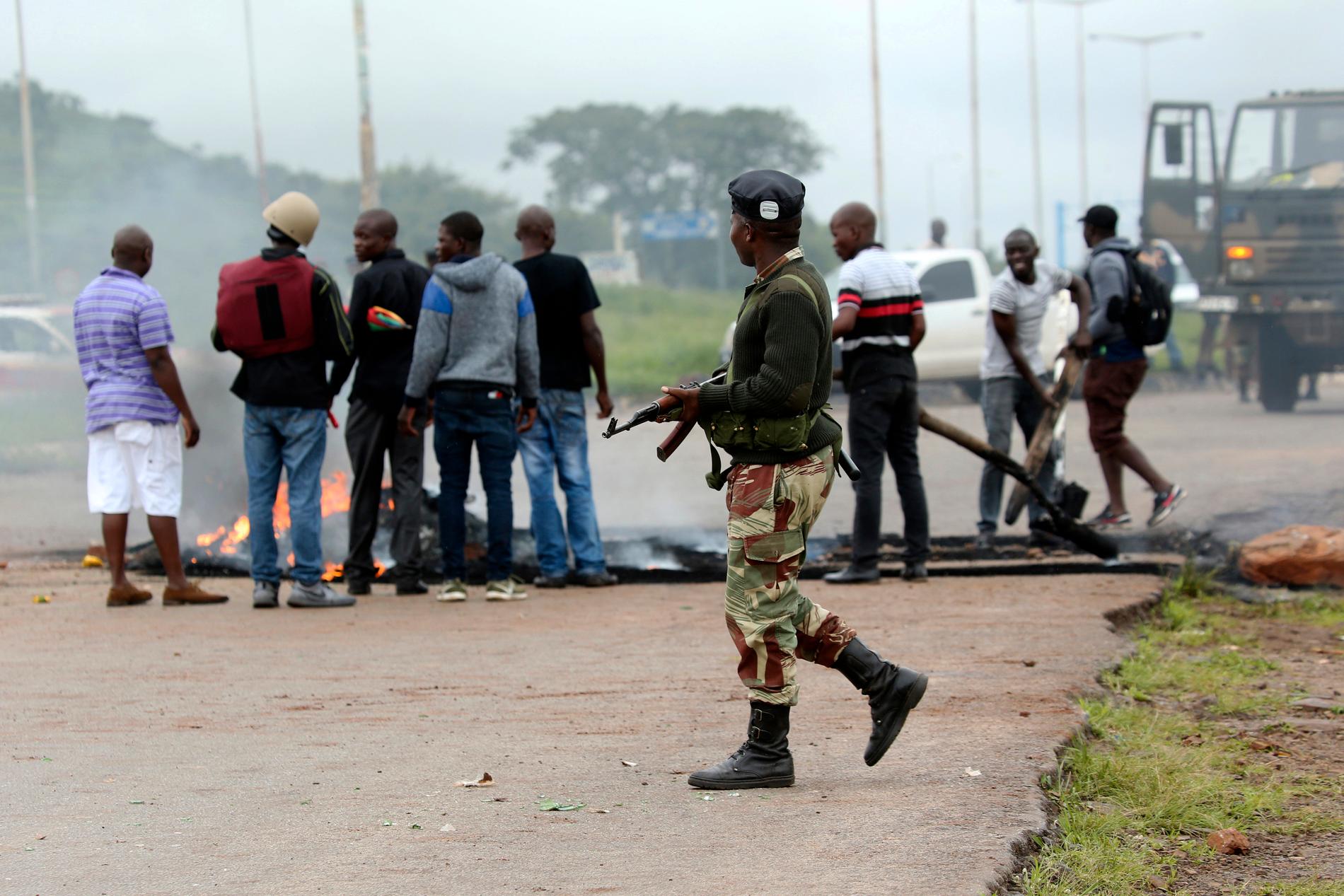 Soldater har satts in för att stävja protesterna i Zimbabwe. Enligt en läkare har 68 personer skottskadats under veckans oroligheter. Flera demonstranter har dödats. Bilden är från den 15 januari.
