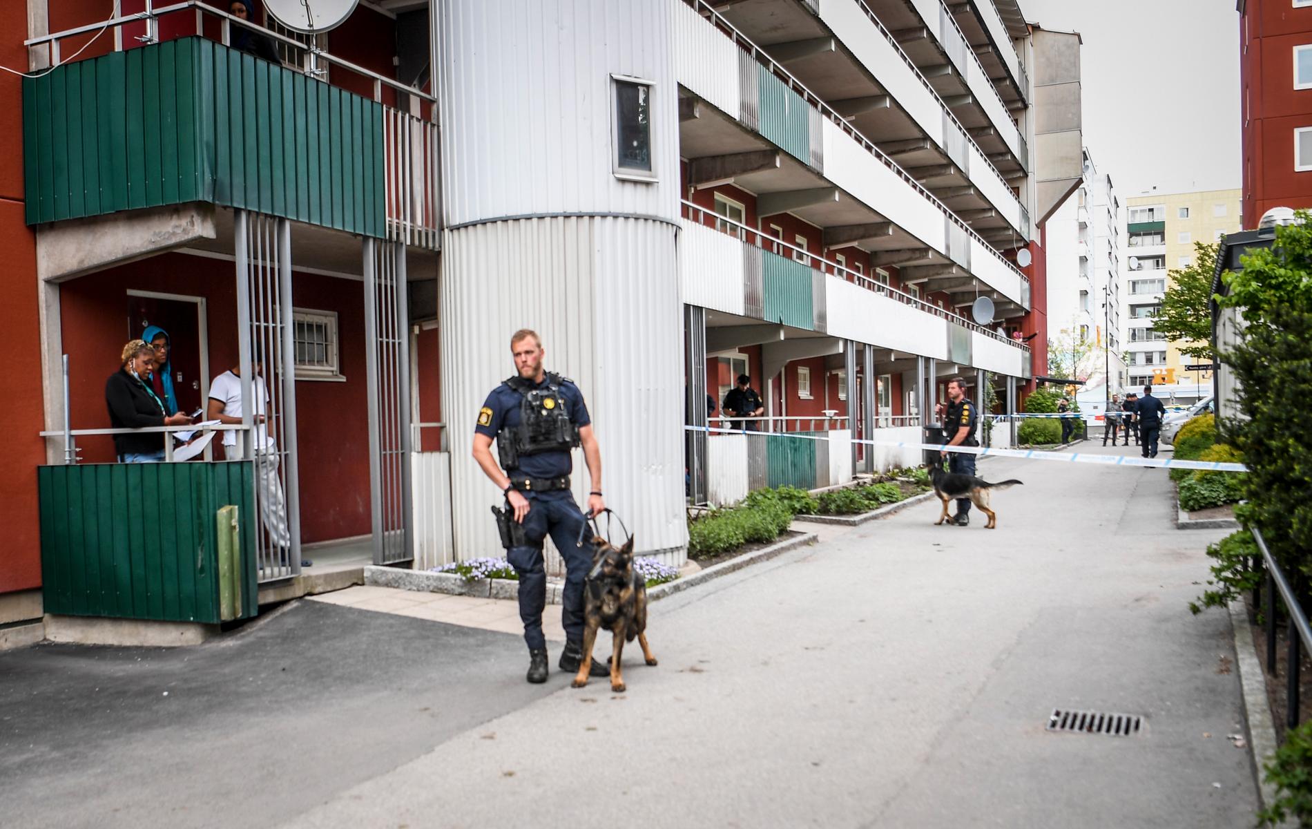 Polis på plats i Husby i nordvästra Stockholm efter dödsskjutningen den 31 maj. Arkivbild.