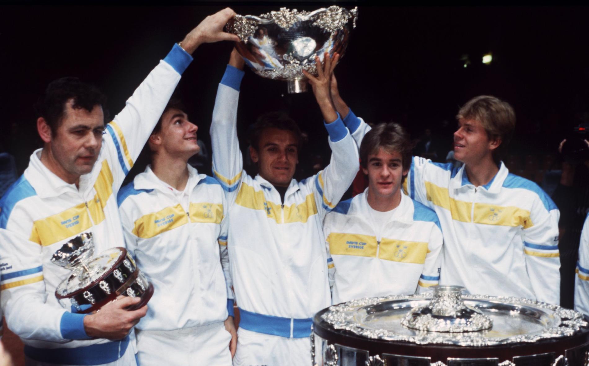 Det svenska laget som slog USA i Davis Cup-finalen 1984. Från vänster: Hans Olsson, Henrik Sundström, Mats Wilander, Anders Järryd och Stefan Edberg.