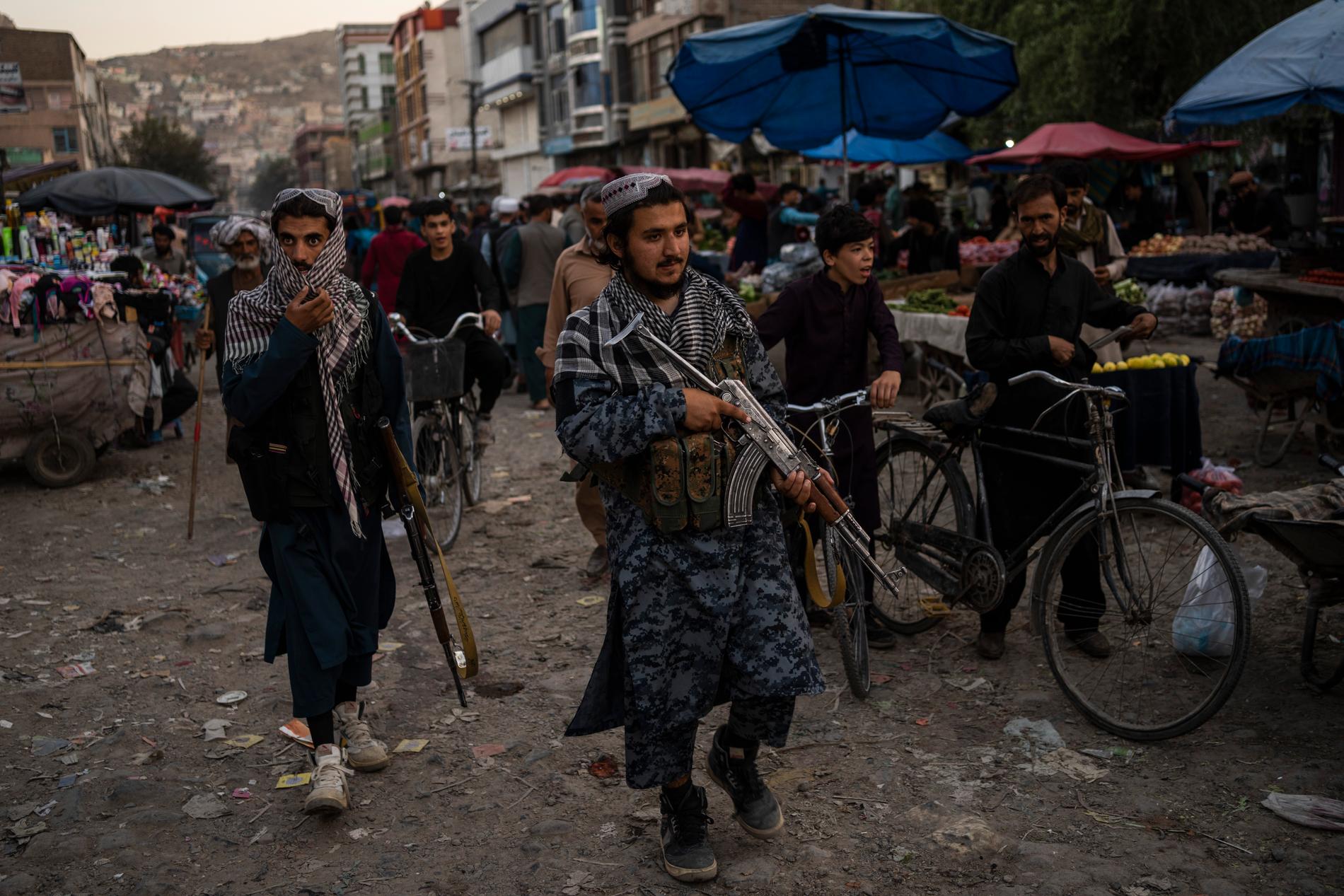 Talibaner patrullerar vid en marknad i huvudstaden Kabul i september.