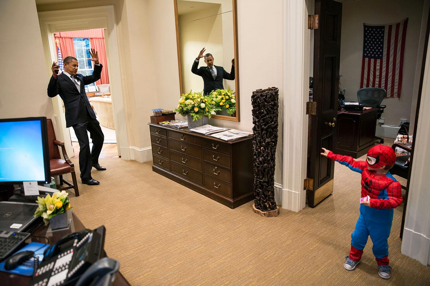 3-årige Halloween-firaren Nicholas Tamarin fångar Obama i sitt nät.