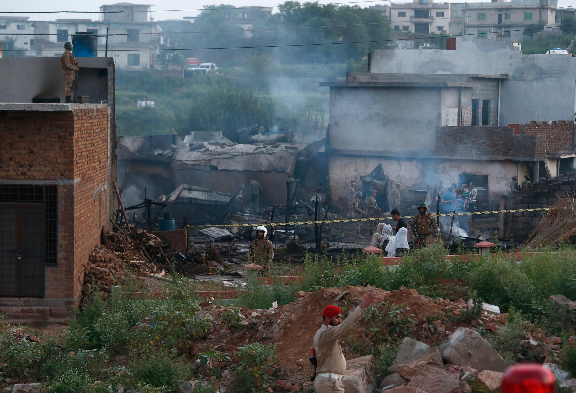 Ett militärplan störtade i Rawalpindi nära Pakistans huvudstad Islamabad, minst 17 personer har omkommit.