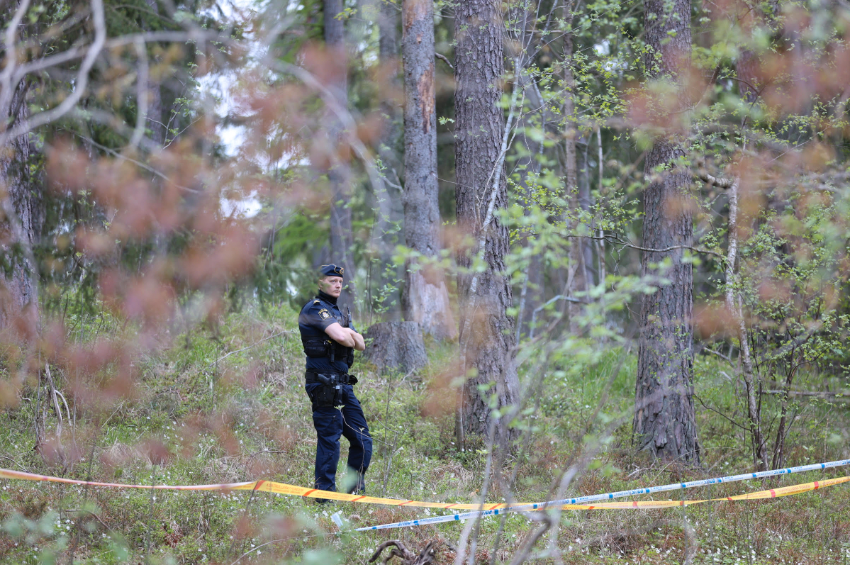 Ett område i ett skogsparti har spärrats av och polisens tekniker har undersökt platsen.