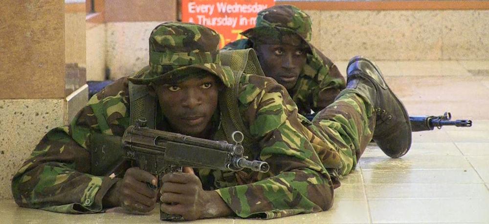 Kenyanska soldater går igenom gallerian i jakt på gisslantagarna