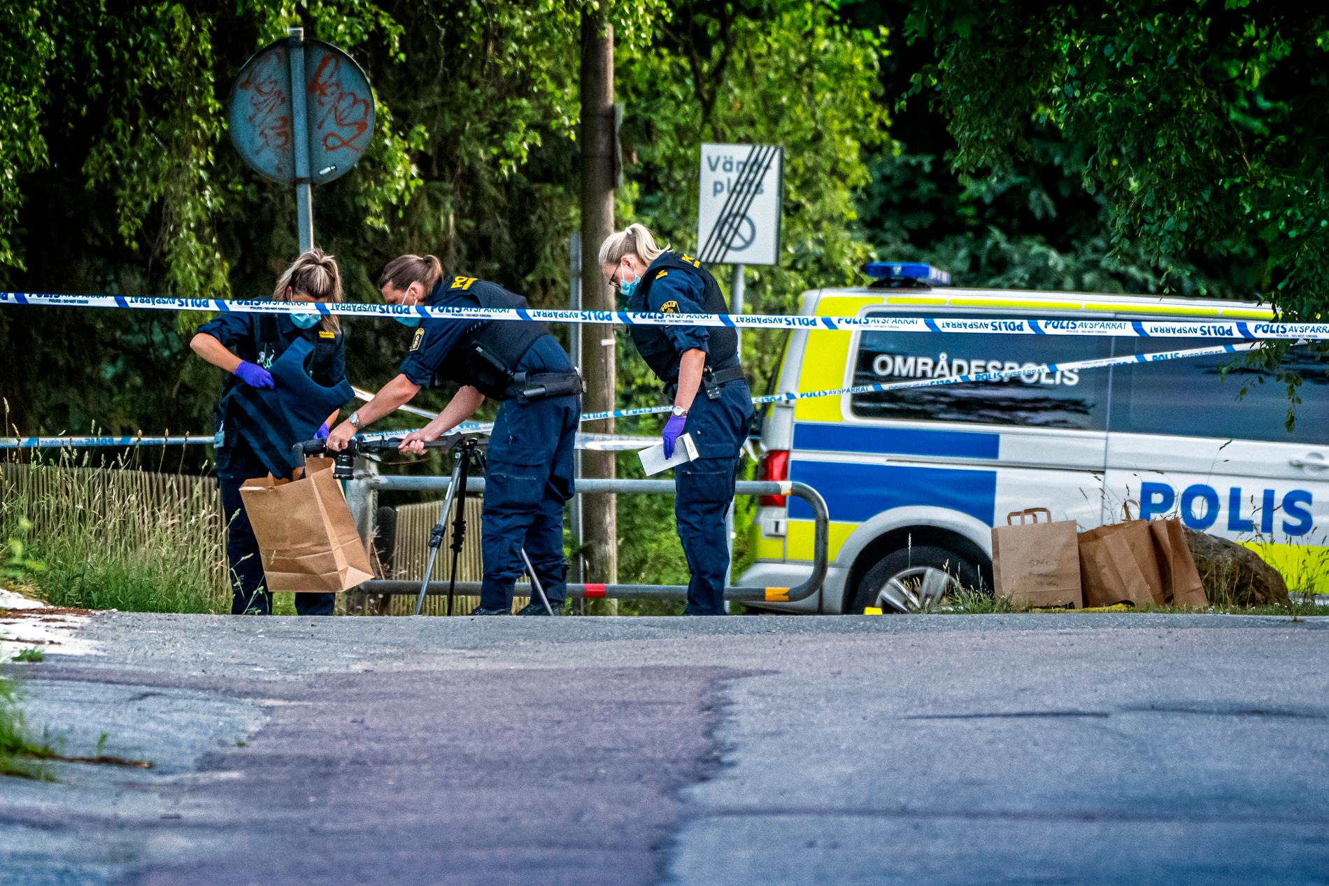 Polis på plats efter skjutning i Upplands Väsby tidigare i sommar.