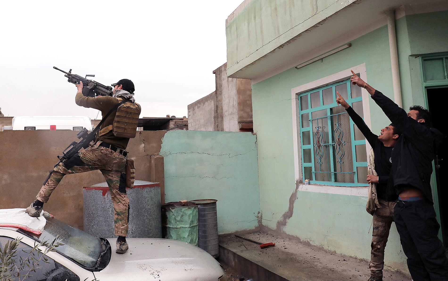 Irakiska soldater skjuter mot IS-drönare.
