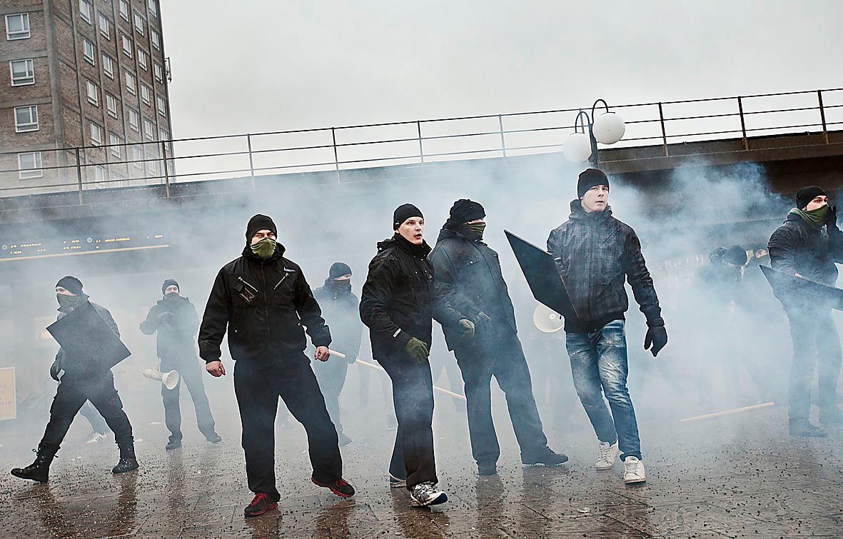 Medlemmar i Svenska motståndsrörelsen under demonstrationen i Kärrtorp, 15 december.