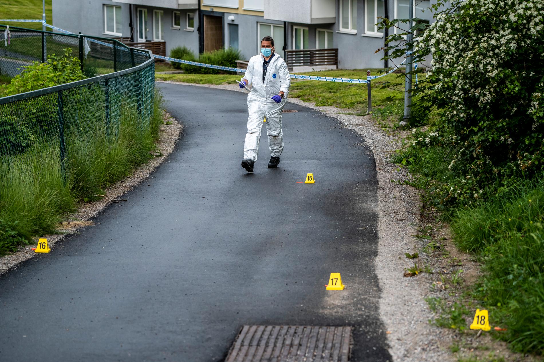 Polis som samlar teknisk bevisning efter skjutning i Södertälje.