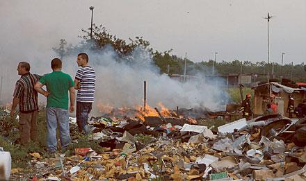 läger i lågor Ett romskt läger har satts i brand vid en attack mot de förtryckta invånarna. Högeralliansen gör sitt för att ge främlingshatet bränsle.