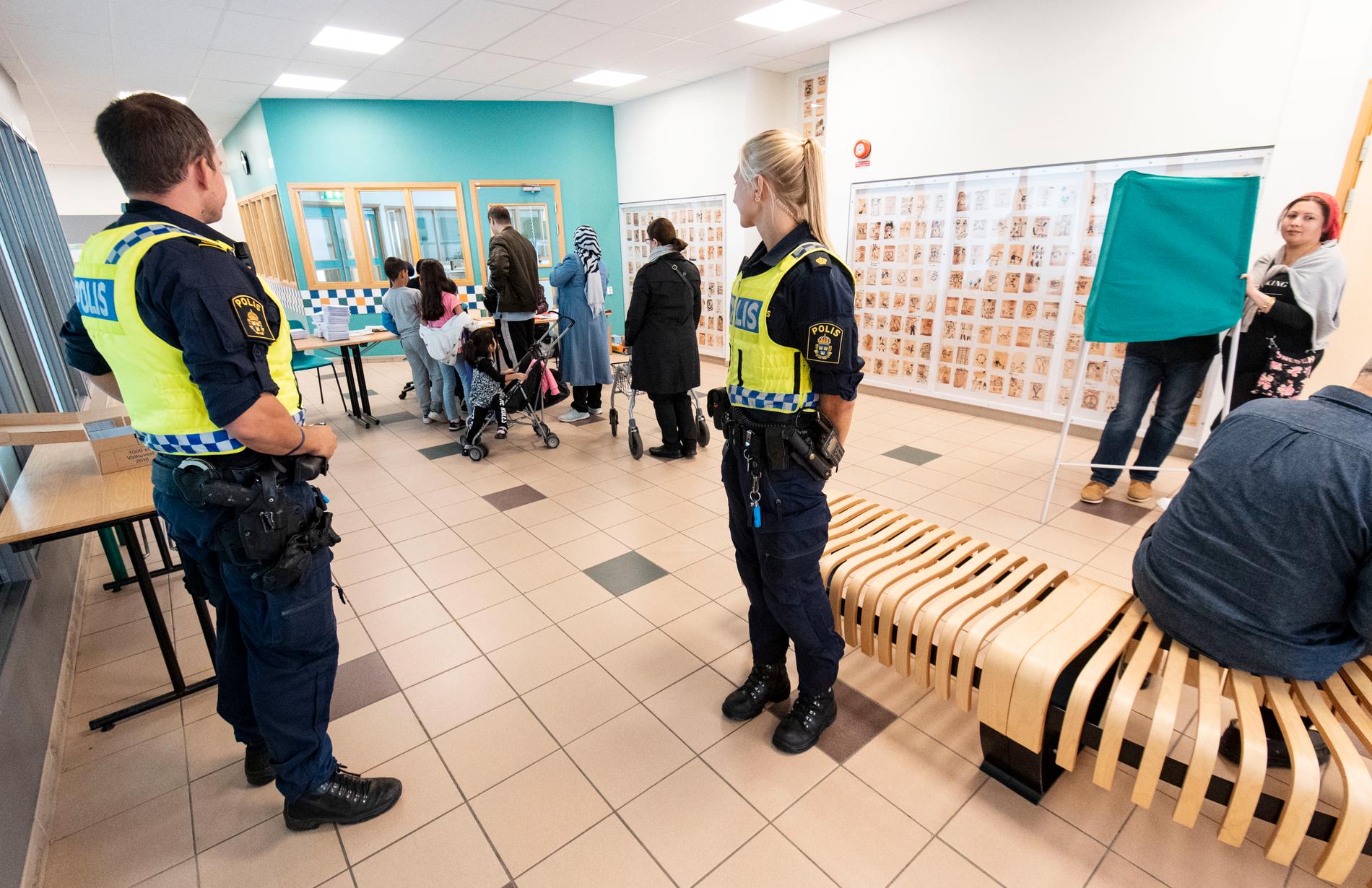 Polisen tittar förbi vallokalen på Rosengårdsskolan i Malmö på söndagen. Enligt polisens nationella valstab har dagen hittills varit lugn.