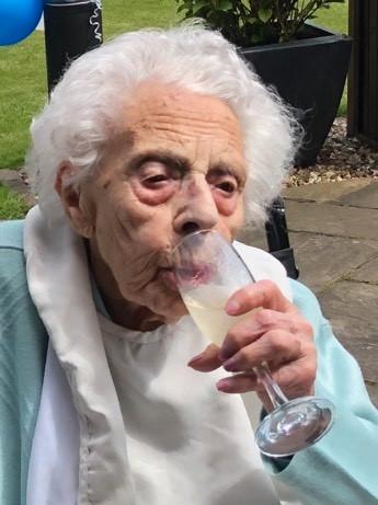 Dorothy Flowers har just fyllt 108 – och älskar champagne.